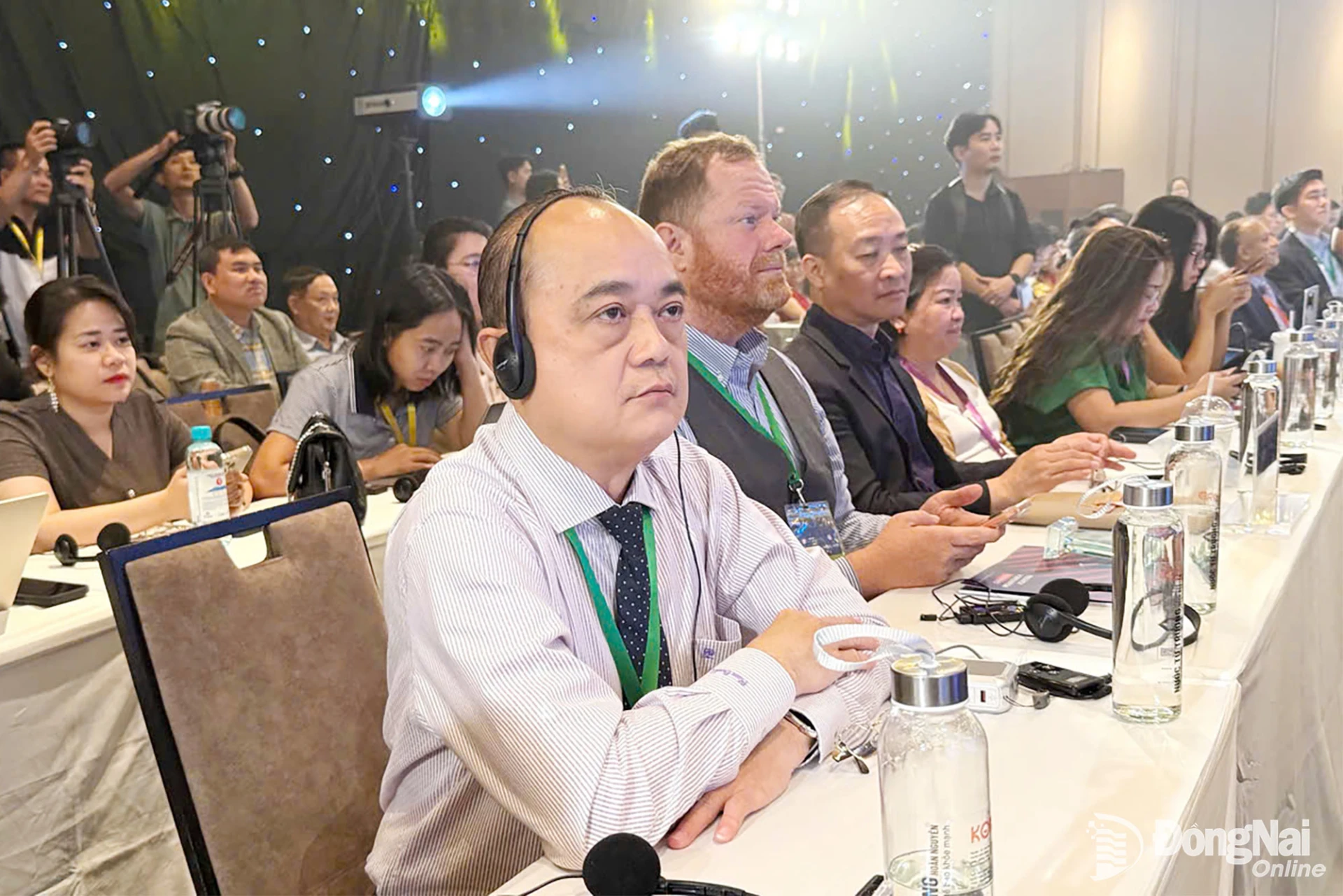 Deputy Director of Dong Nai Department of Science and Technology, Vo Hoang Khai, and other delegates attend forum sessions at the summit.

