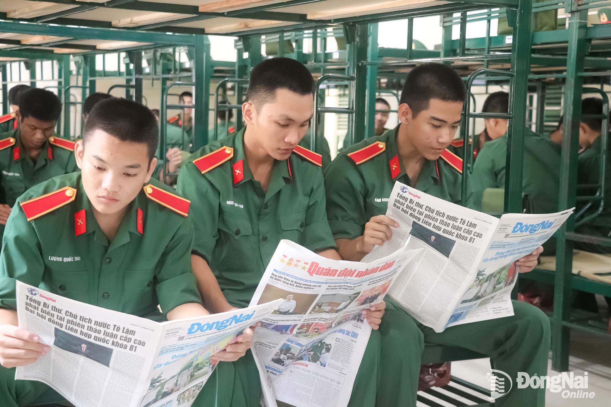 Học viên thường xuyên đọc báo để cập nhật tin tức thời sự. Ảnh: Hải Yến

