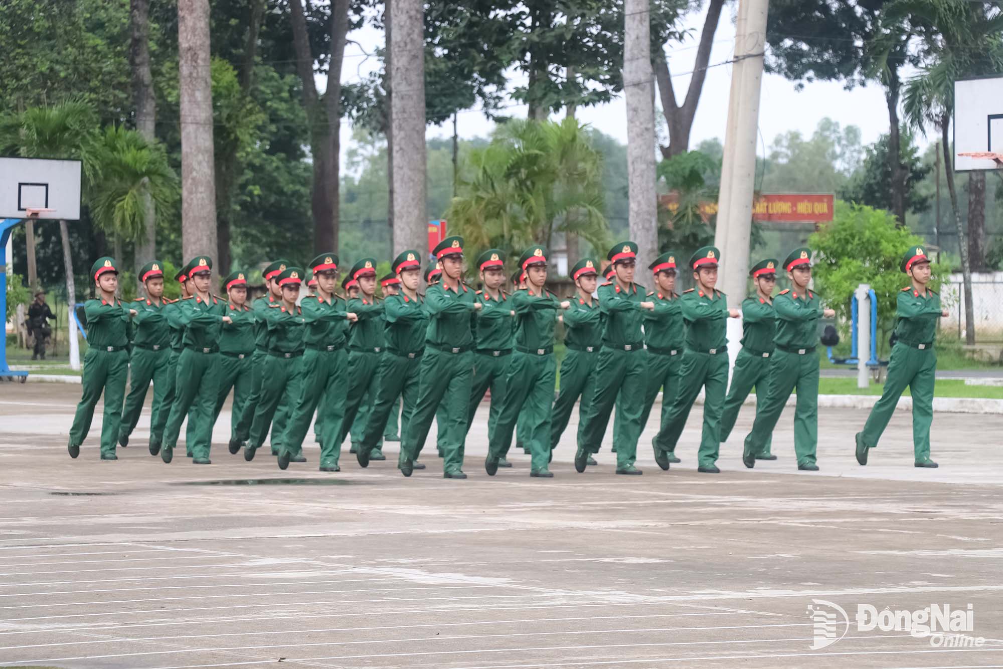 Nhờ tập luyện nghiêm túc, sau 1 tháng, học viên đã thực hiện tốt điều lệnh đội ngũ. Ảnh: Hải Yến

