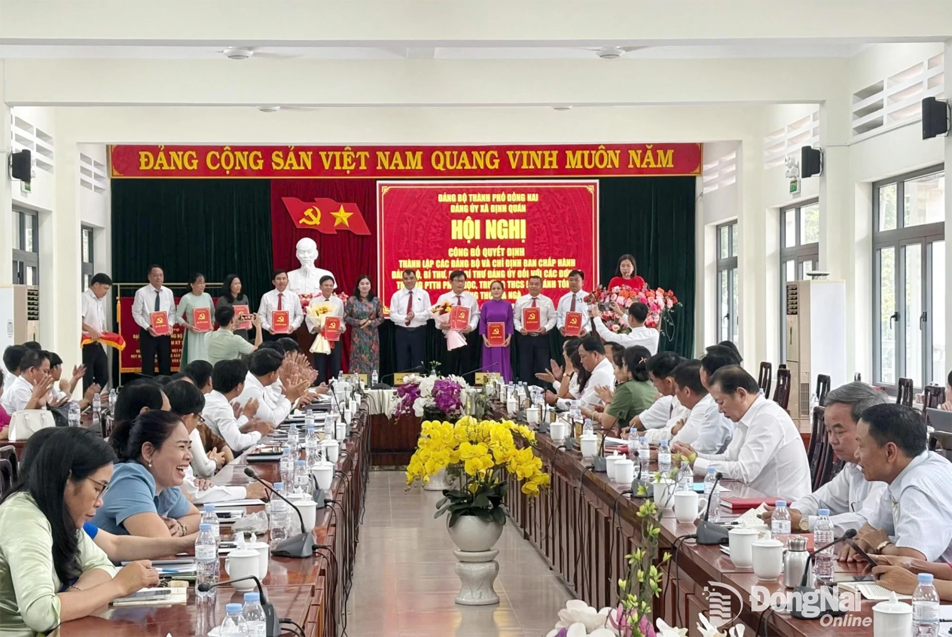 Đồng chí Nguyễn Cao Cường, Thành ủy viên, Bí thư Đảng ủy, Chủ tịch HĐND xã Định Quán trao quyết định thành lập các chi bộ. Ảnh: Đan Nhi