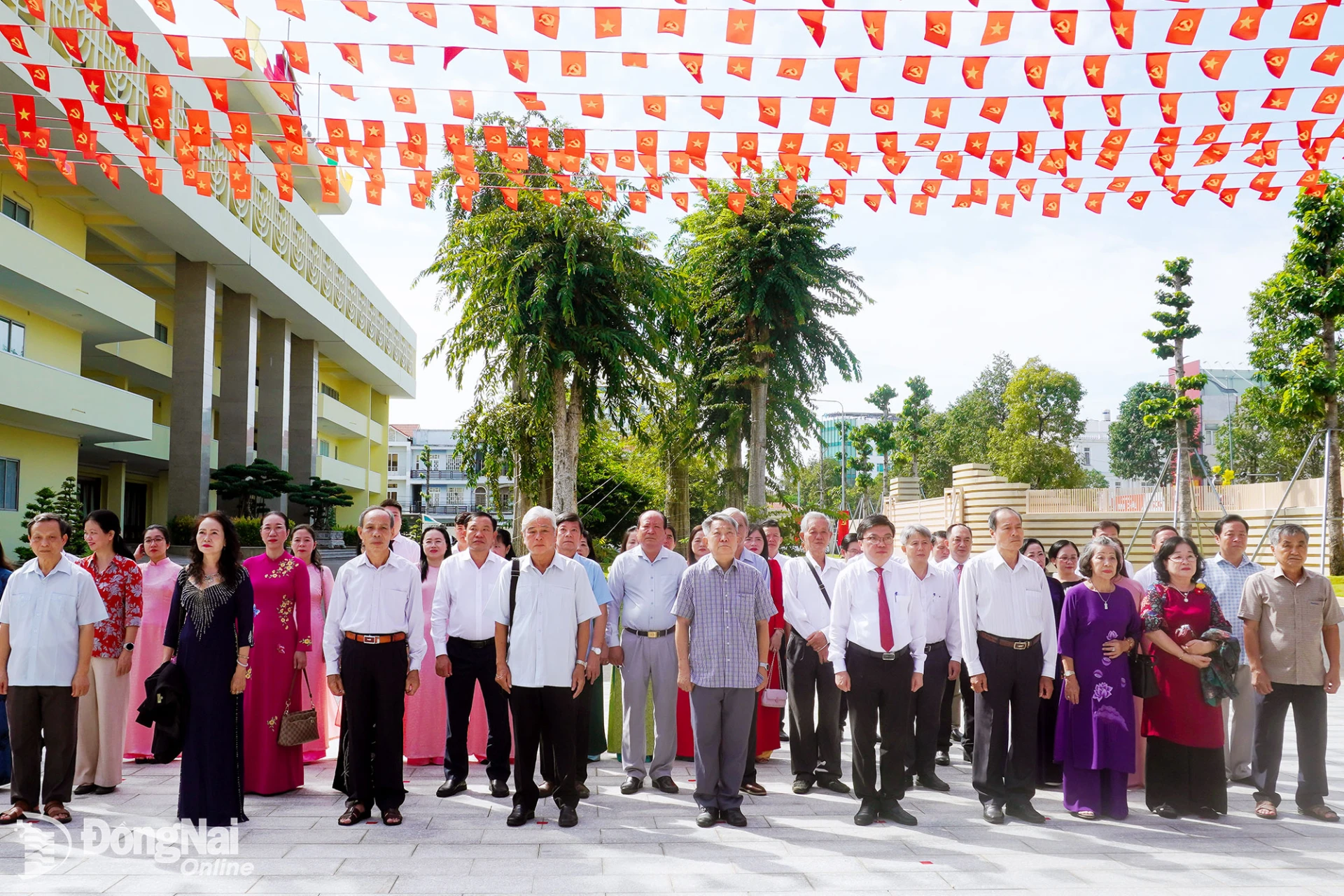 Nhân kỷ niệm 96 năm ngày truyền thống Văn phòng cấp ủy, các thế hệ cán bộ, công chức, nhân viên Văn phòng Thành ủy dâng hương tại Nhà thờ Bác Hồ, trong khuôn viên trụ sở Thành ủy. Ảnh: Phương Hằng