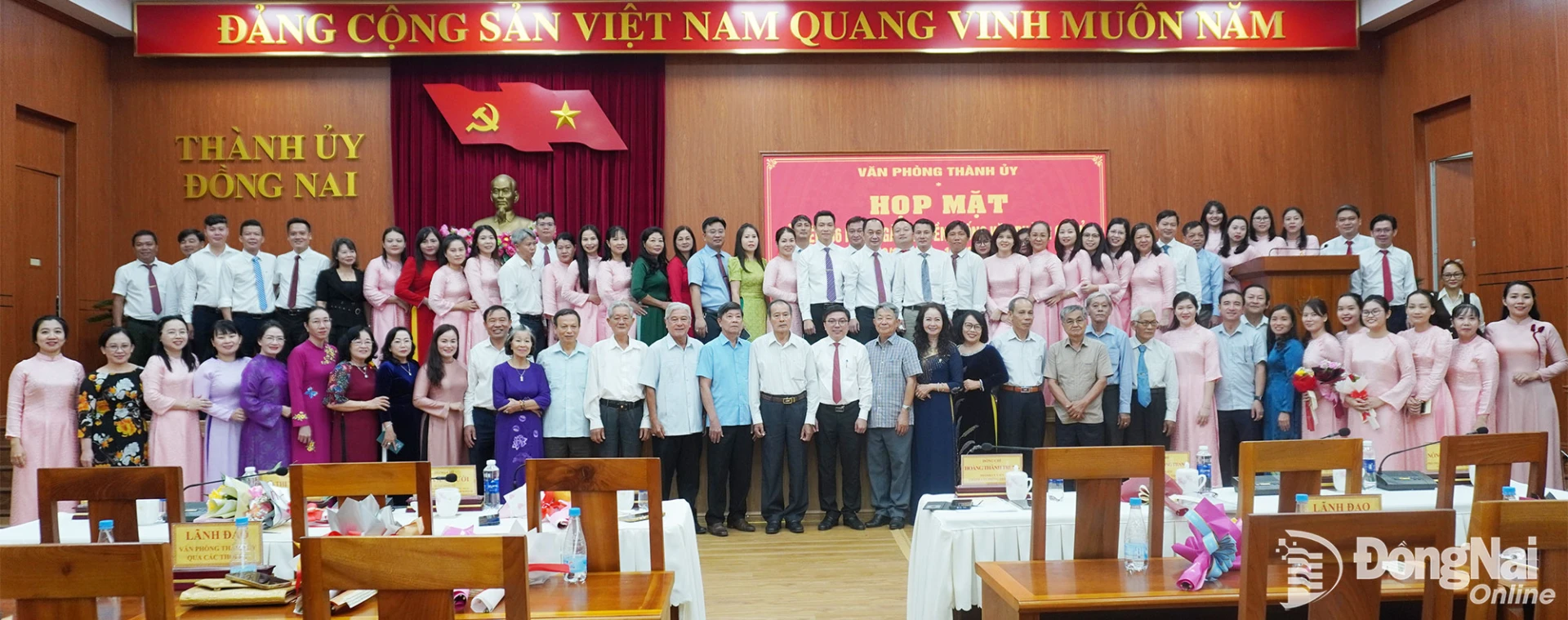 Cán bộ, công chức, nhân viên Văn phòng Thành ủy Đồng Nai qua các thời kỳ. Ảnh: Phương Hằng