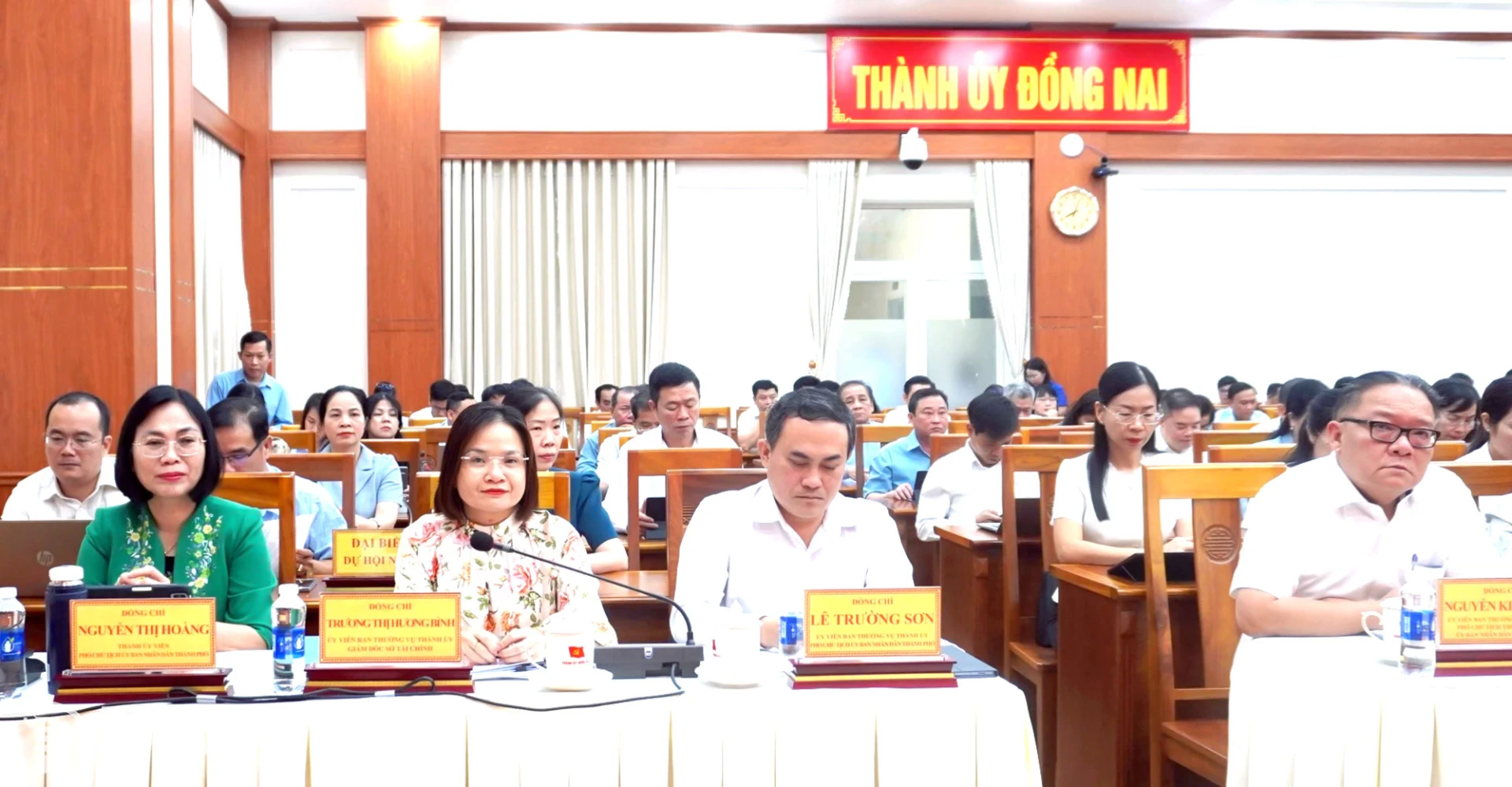 Các đồng chí lãnh đạo của thành phố dự hội nghị tại điểm cầu Hội trường Thành ủy. Ảnh: Phương Hằng