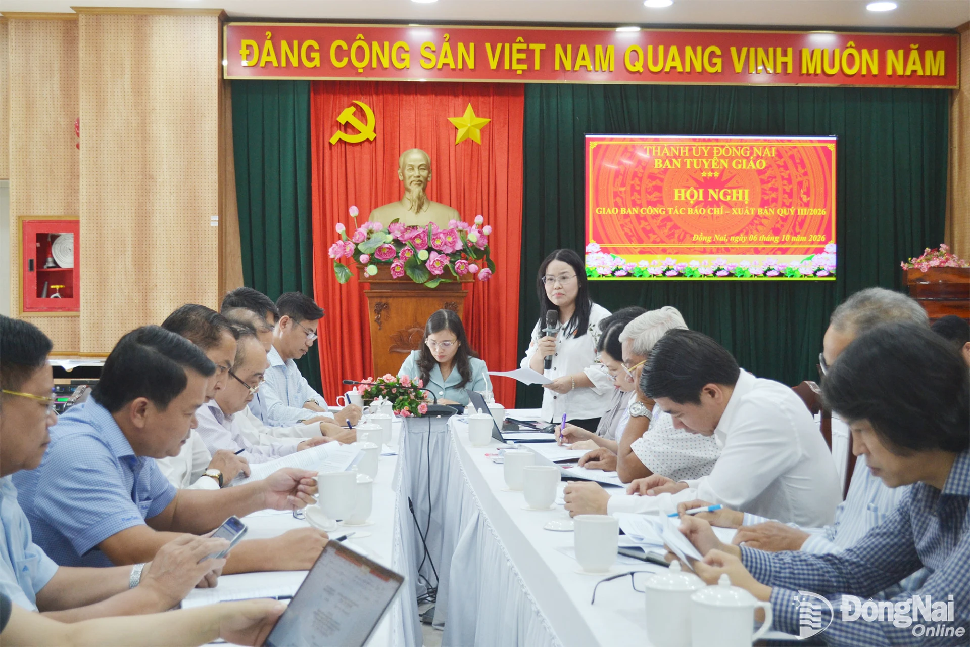 Trưởng phòng Tuyên truyền, Báo chí - Xuất bản Ban Tuyên giáo Thành ủy Lê Thị Tuyết thông tin về công tác tuyên truyền, báo chí xuất bản quý III-2026. Ảnh: Phương Hằng