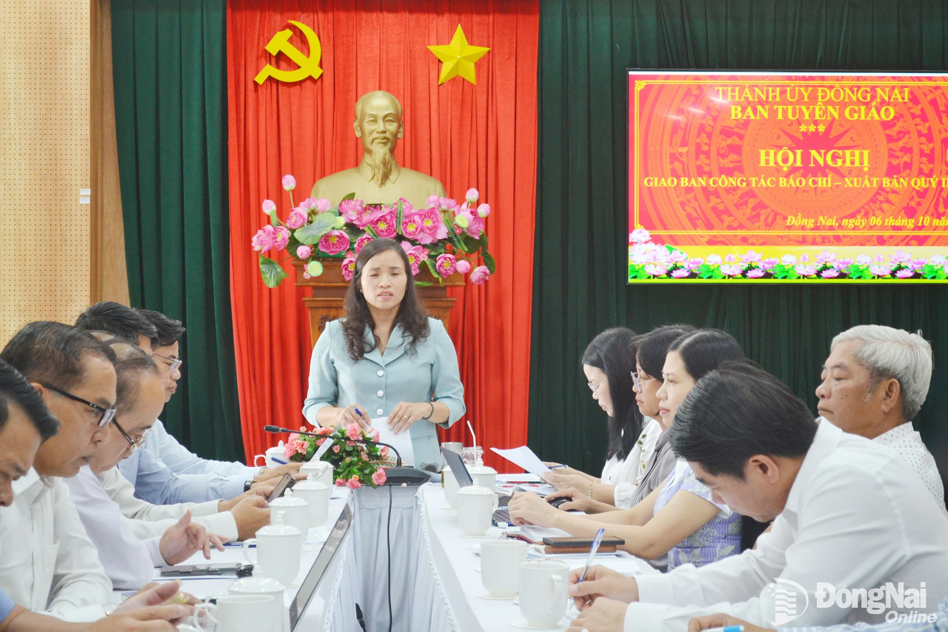 Phó Trưởng ban Tuyên giáo Thành ủy Nguyễn Thị Loan chủ trì hội nghị. Ảnh: Phương Hằng
