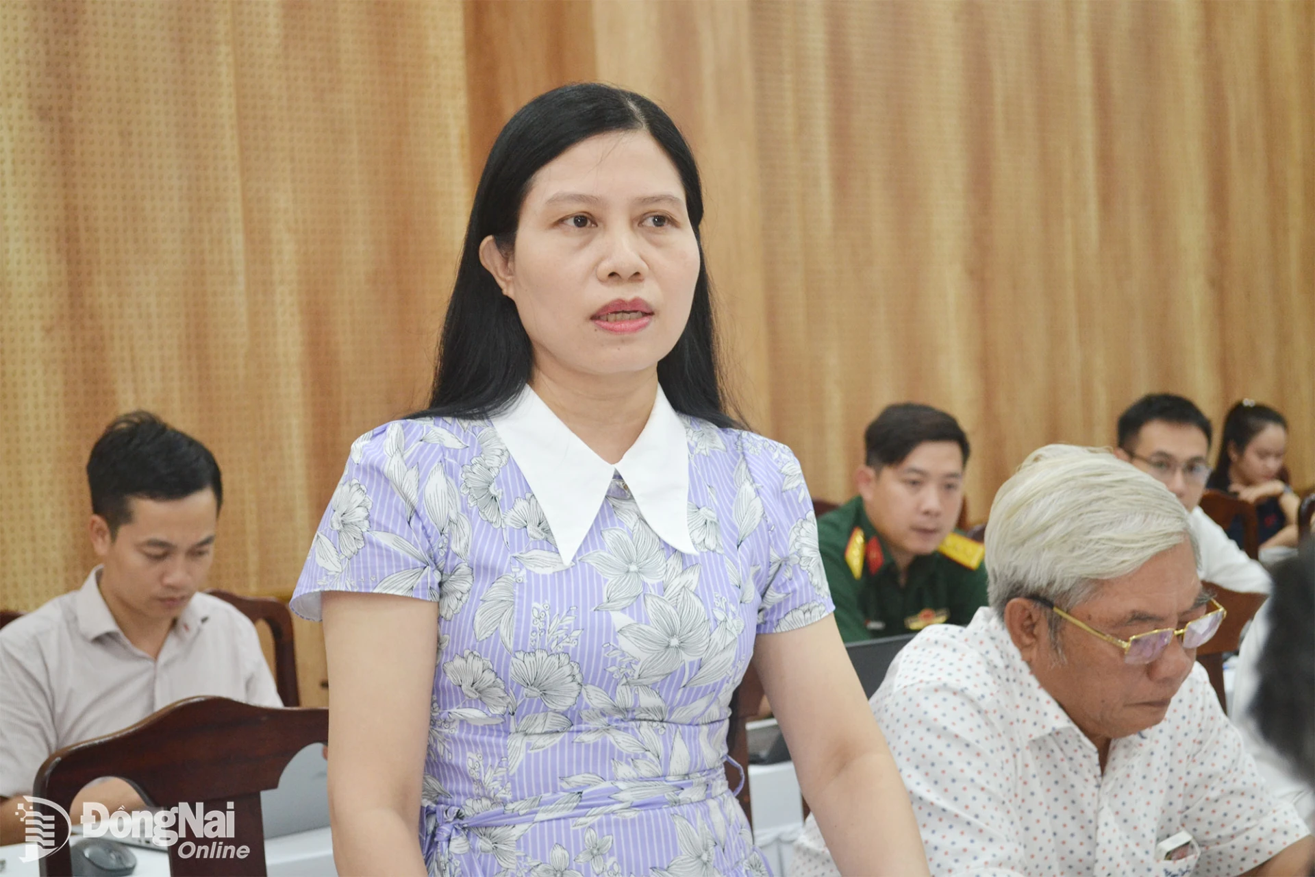 Phó Giám đốc Báo và Phát thanh, Truyền hình Đồng Nai Hoàng Thị Bích Phú trao đổi tại hội nghị. Ảnh: Phương Hằng