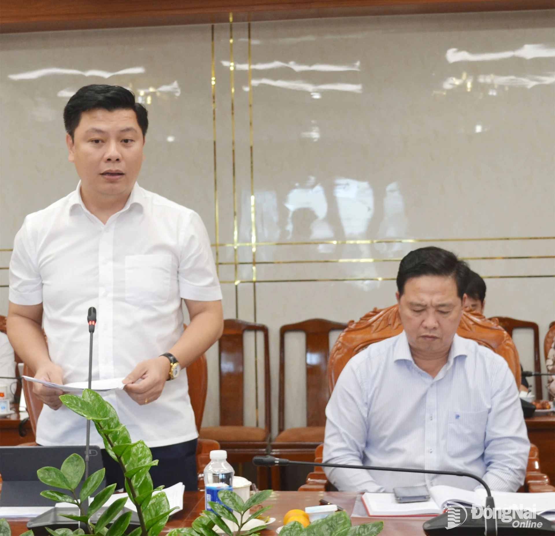 Giám đốc Trung tâm Phát triển quỹ đất thành phố Đồng Nai Nguyễn Cao Tài trao đổi về những kiến nghị liên quan đến quản lý đất đai. Ảnh: Phương Hằng