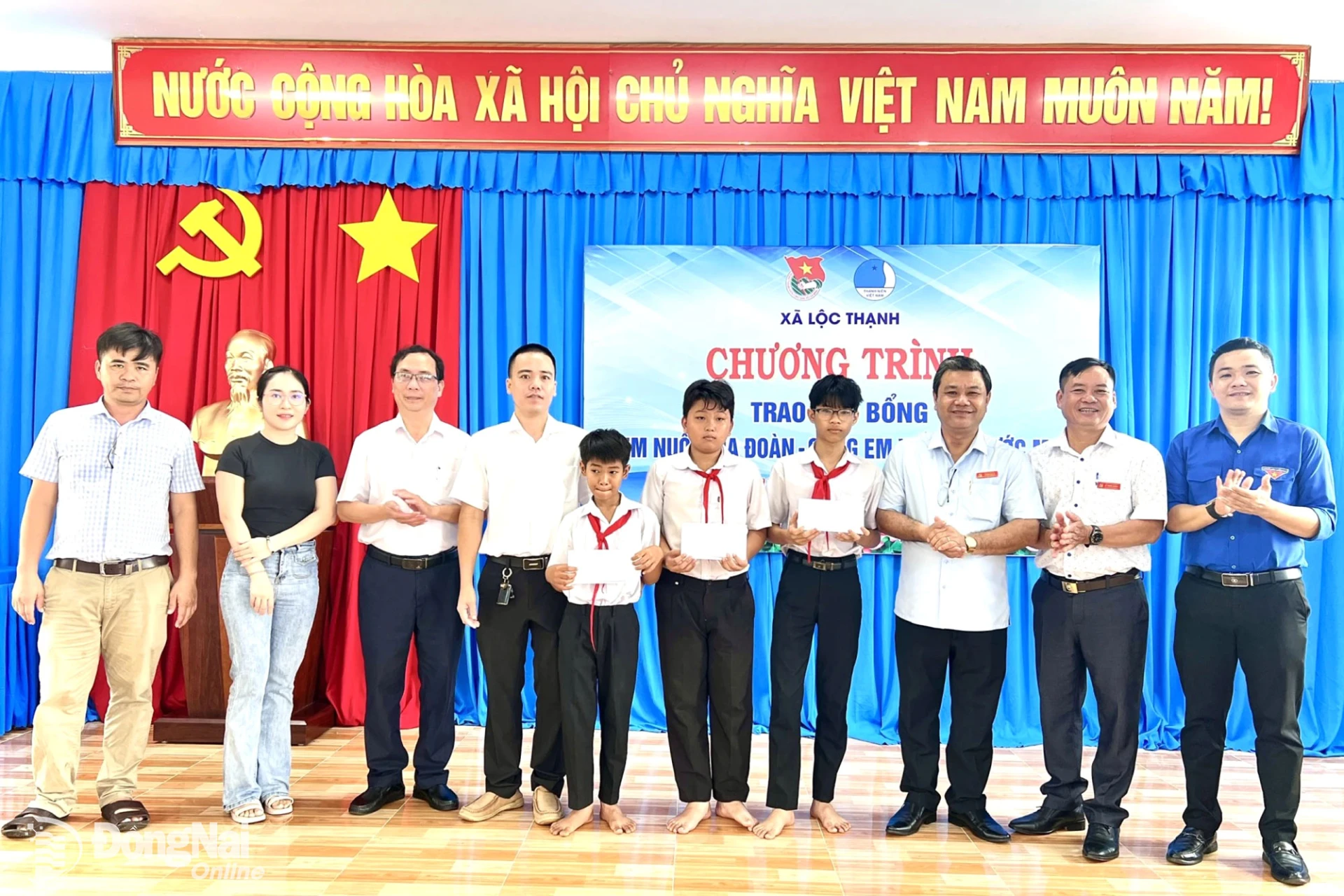 Lãnh đạo xã Lộc Thạnh và nhà tài trợ trao học bổng cho các em học sinh Trường TH và THCS Lộc Thạnh. Ảnh: Thanh Tuyền