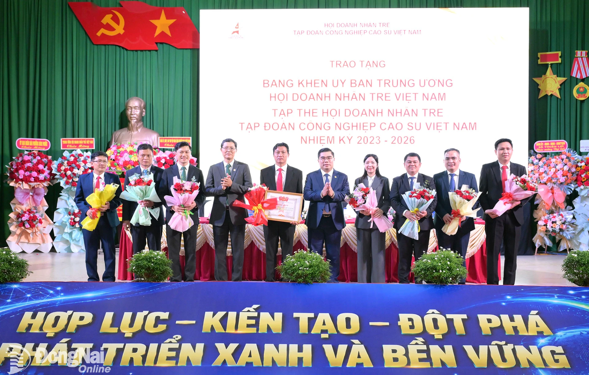 Tập thể Hội Doanh nhân trẻ VRG lần thứ VIII đón nhận Bằng khen của Ủy ban Trung ương Hội Doanh nhân trẻ Việt Nam. Ảnh: Trung Quang
