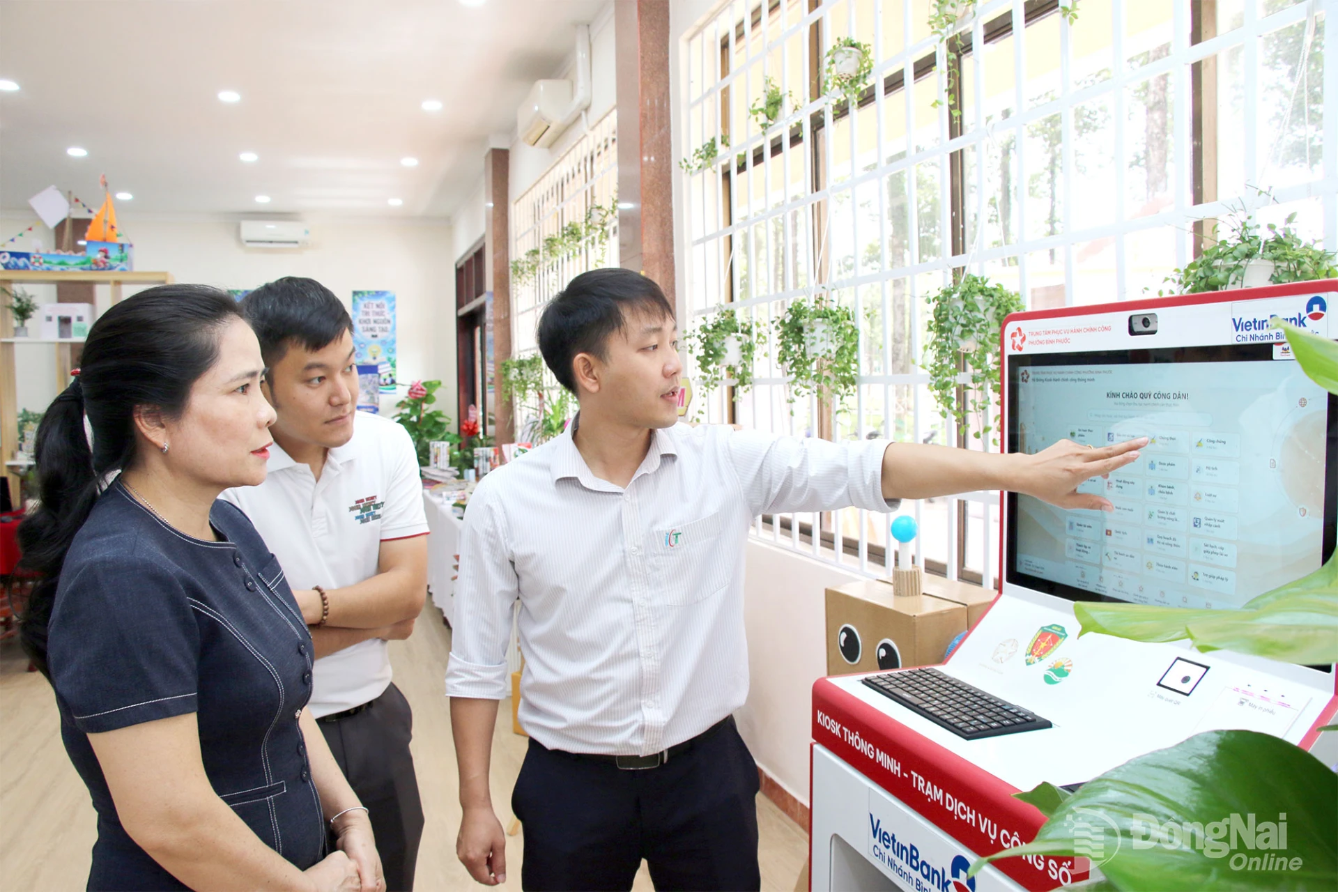 Chuyên viên tại Không gian đổi mới sáng tạo phường Bình Phước hỗ trợ người dân sử dụng các tiện ích của Kiosk dịch vụ công.


