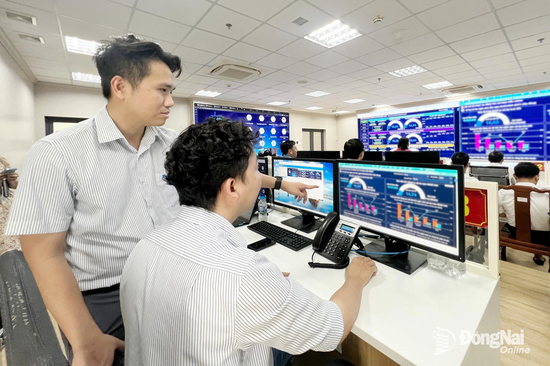 Chuyên viên vận hành bảng điều khiển tại Trung tâm Giám sát, điều hành (IOC) thành phố Đồng Nai (ở phường Trấn Biên). Ảnh: Hải Quân
