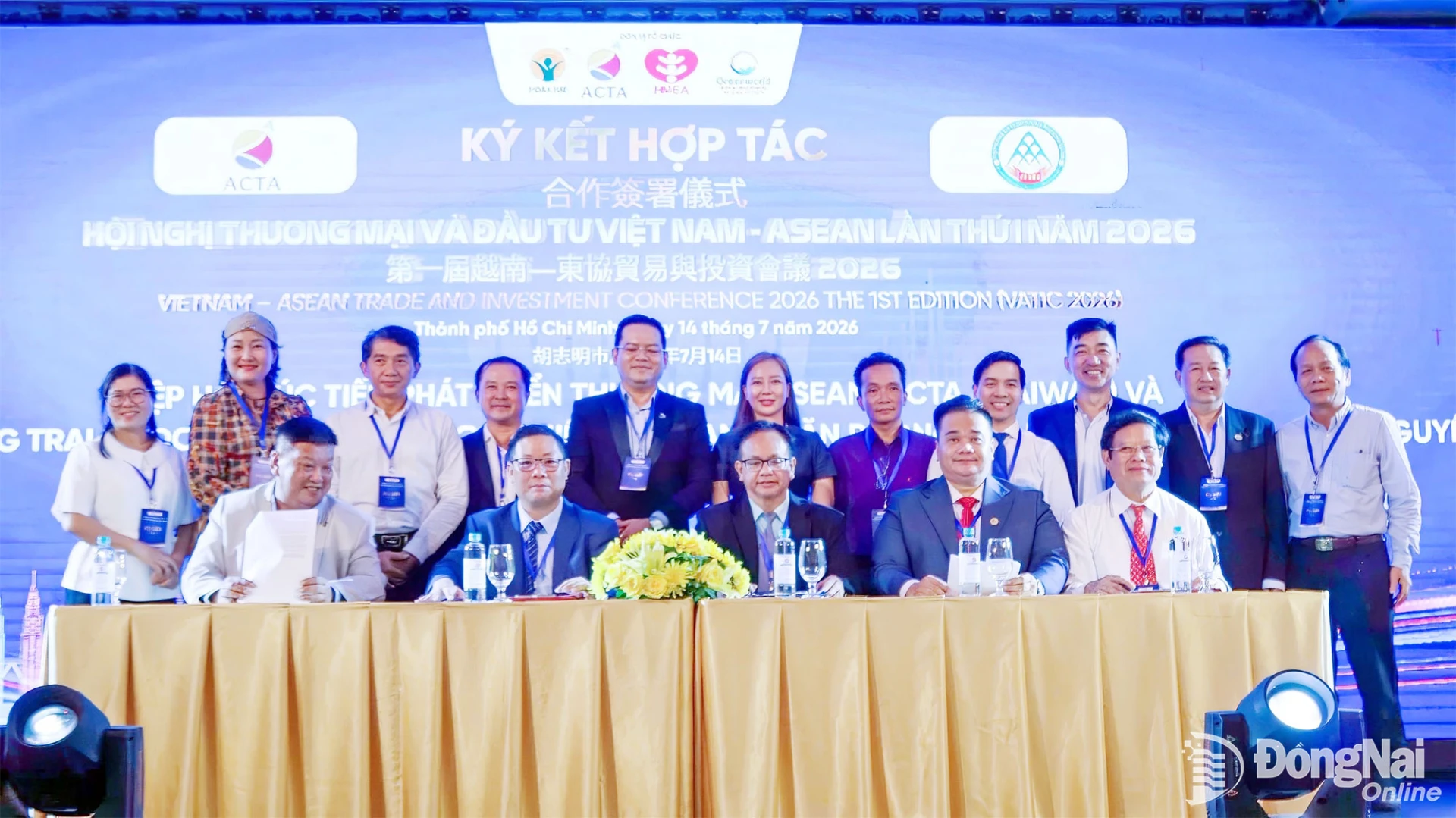Thạc sĩ Nguyễn Duy Khương (hàng trước, thứ 2 từ phải qua), đảng viên Chi bộ Hội Doanh nhân trẻ thành phố,
Phó Chủ tịch Câu lạc bộ Xúc tiến thương mại và đầu tư doanh nhân trẻ Việt Nam, Phó Chủ tịch Hội Doanh nhân trẻ thành phố Đồng Nai, Chủ tịch HĐQT Công ty cổ phần Đầu tư thương mại 939 tham gia ký kết hợp tác tại Hội nghị Thương mại và đầu tư Việt Nam - ASEAN lần thứ I, năm 2026 tại Thành phố Hồ Chí Minh.