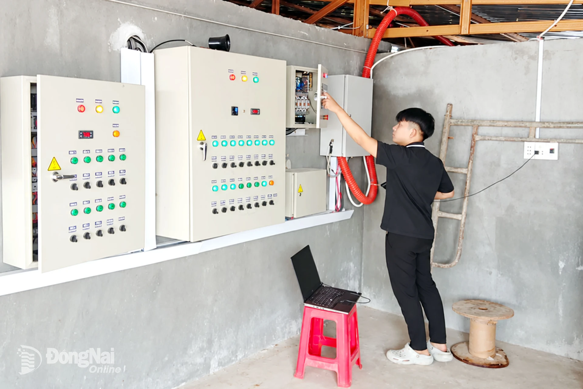 Hợp tác xã Nông nghiệp công nghệ cao Long Thành Phát (phường Long Thành) đầu tư công nghệ tự động vào chăn nuôi.

