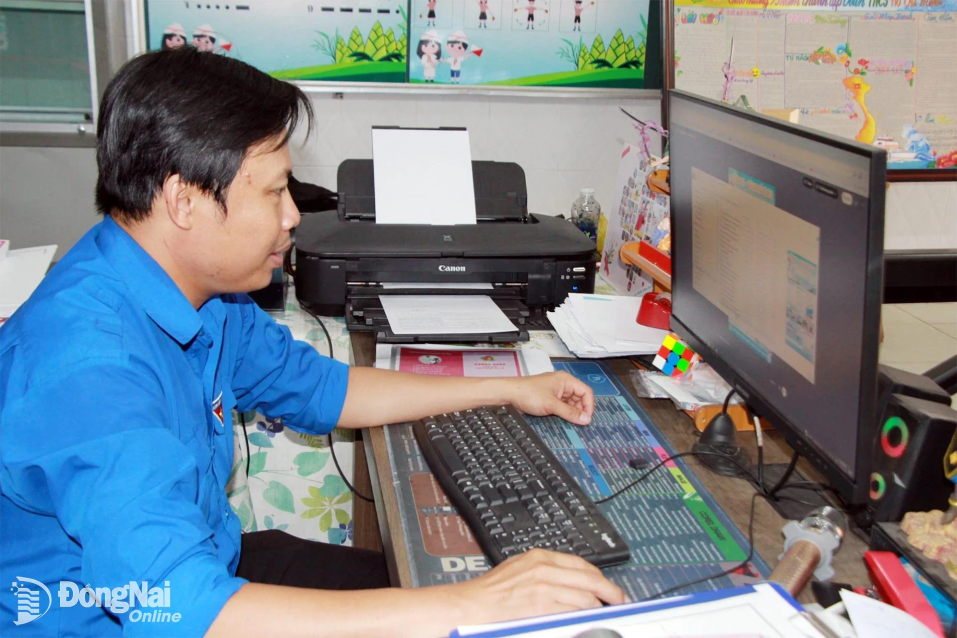 Anh Cao Tiến Dũng ứng dụng AI thiết kế sản phẩm truyền thông. Ảnh: Nga Sơn