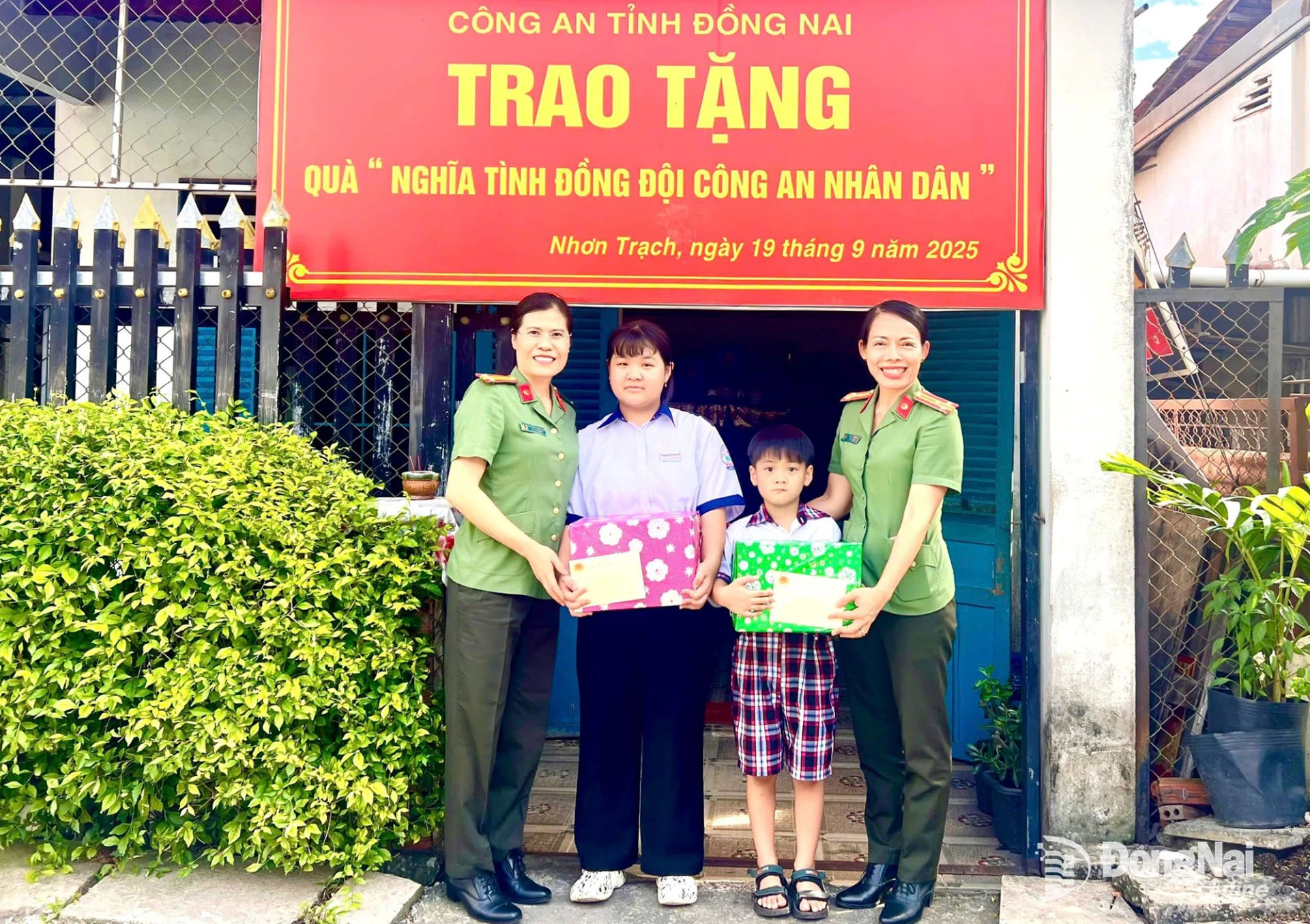 Thượng tá Nông Thị Minh Huệ (bìa phải), Ủy viên Ban Thường vụ Hội LHPN thành phố, Trưởng ban Phụ nữ Công an thành phố Đồng Nai thăm và tặng quà con liệt sĩ hy sinh khi làm nhiệm vụ. Ảnh: Hội LHPN thành phố cung cấp