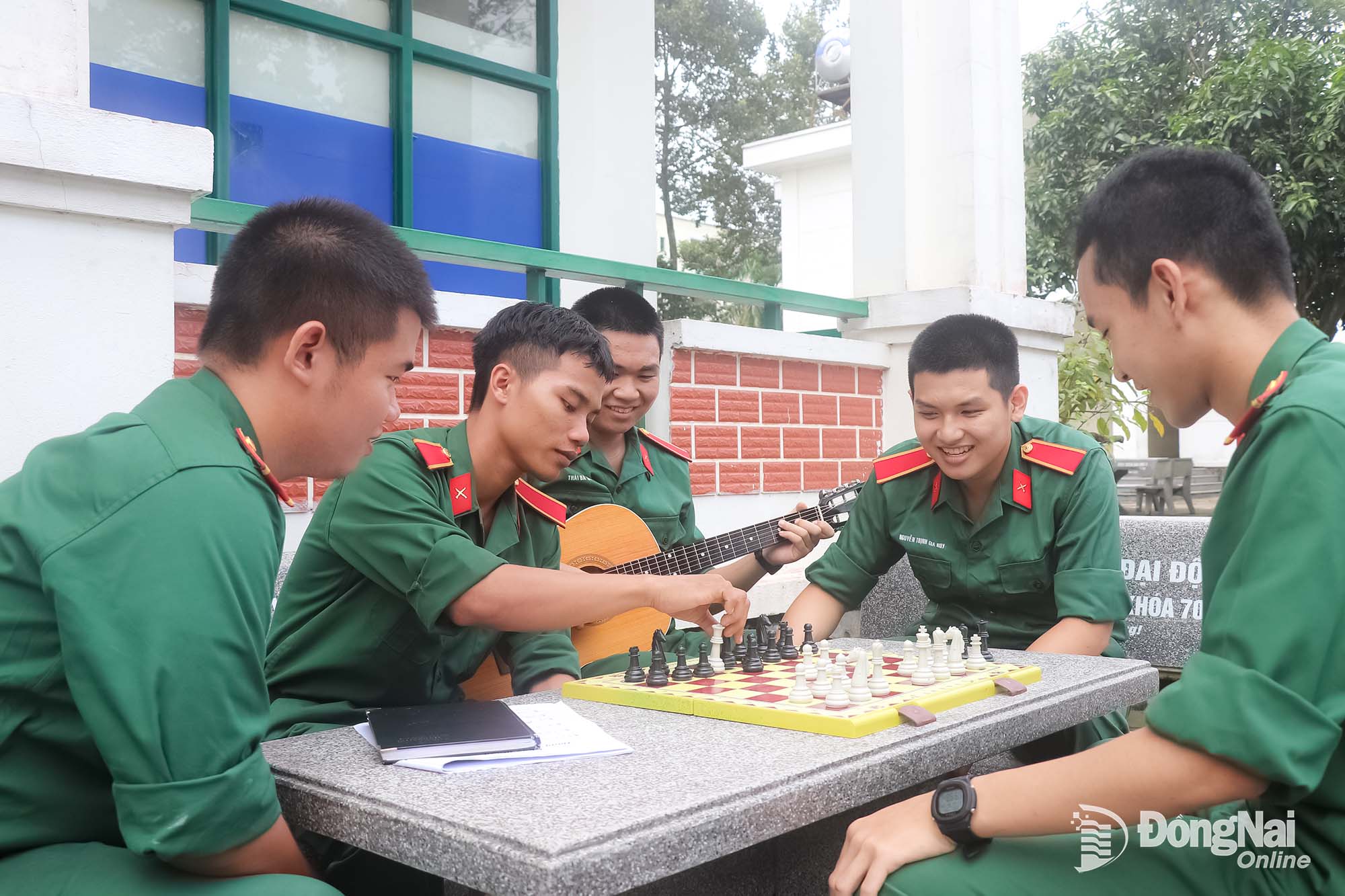 Các học viên giải trí trong giờ giải lao. Ảnh: Hải Yến

