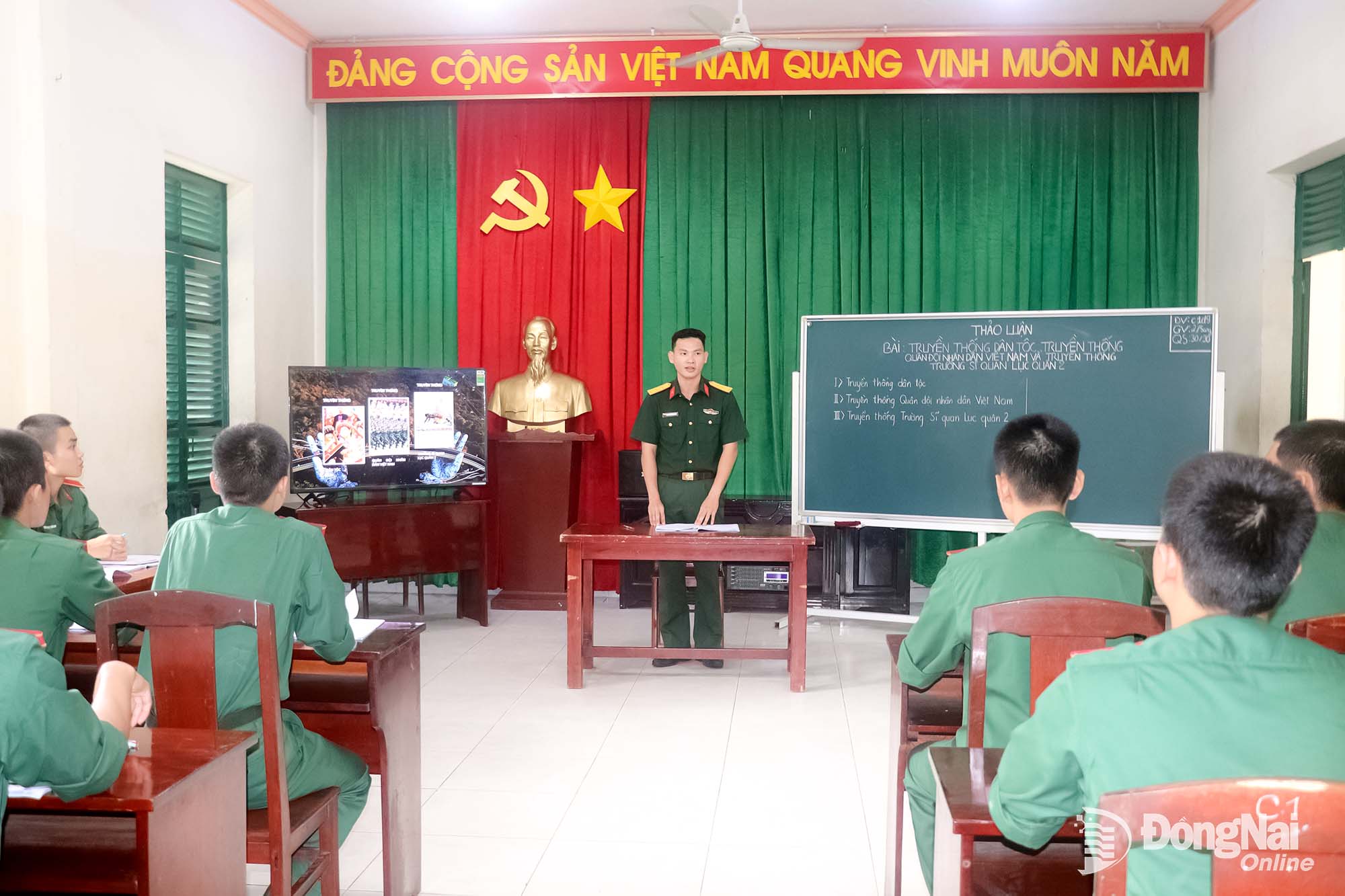 Trong tháng đầu tiên, học viên Trường Sĩ quan Lục quân 2 được tham gia học tập, tìm hiểu về truyền thống lịch sử của nhà trường. Ảnh: Hải Yến


