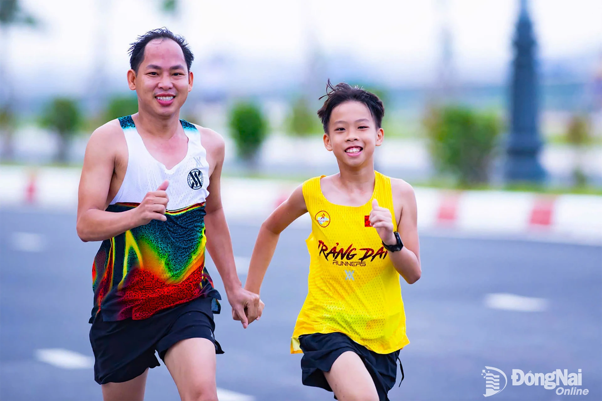 Hằng ngày, em Trần Quốc Hào (10 tuổi, ở phường Trảng Dài) được cậu ruột tận tình hướng dẫn, tập luyện môn chạy bộ.