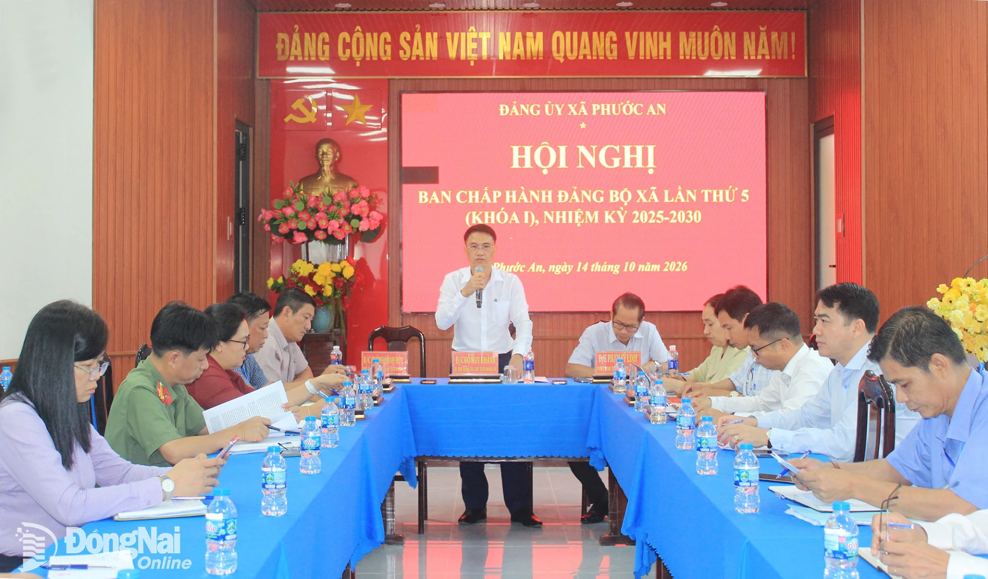 Bí thư Đảng ủy, Chủ tịch HĐND xã Phước An Đỗ Huy Khánh phát biểu tại hội nghị.