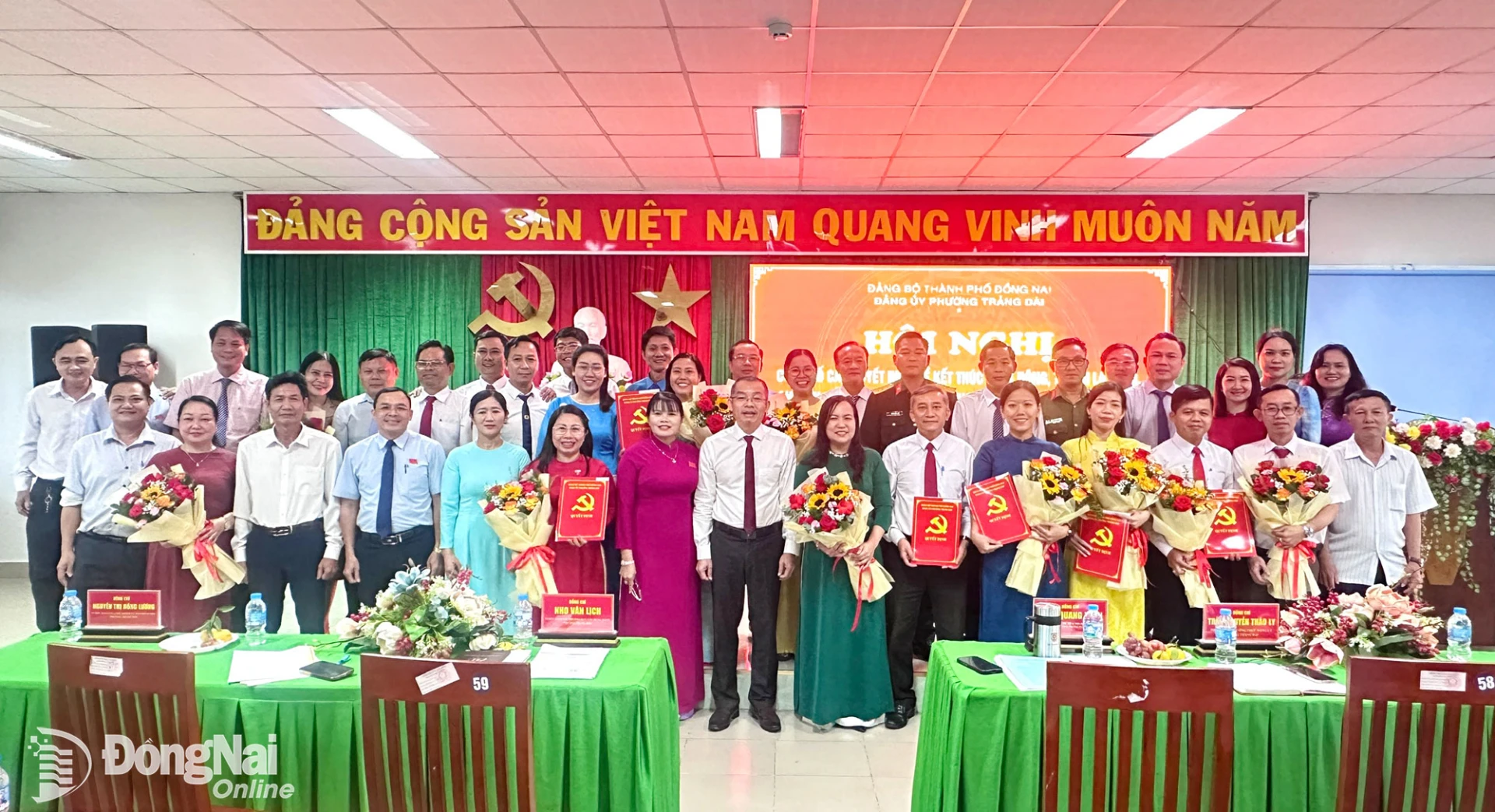 Lãnh đạo phường Trảng Dài cùng các đồng chí được trao quyết định và đại biểu chụp ảnh lưu niệm tại hội nghị. Ảnh: Yến Nhi
