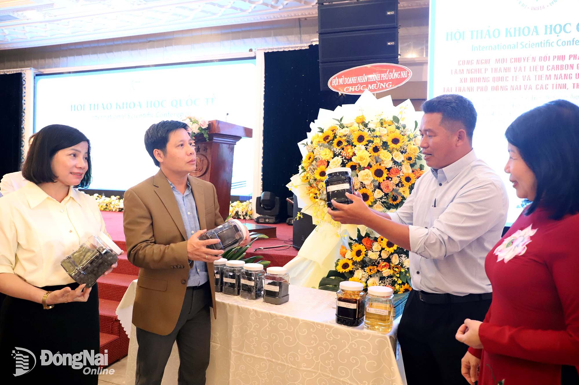 Các đại biểu trao đổi tại Hội thảo khoa học quốc tế “Công nghệ mới chuyển đổi phụ phẩm nông, lâm nghiệp thành vật liệu carbon giá trị cao”.

