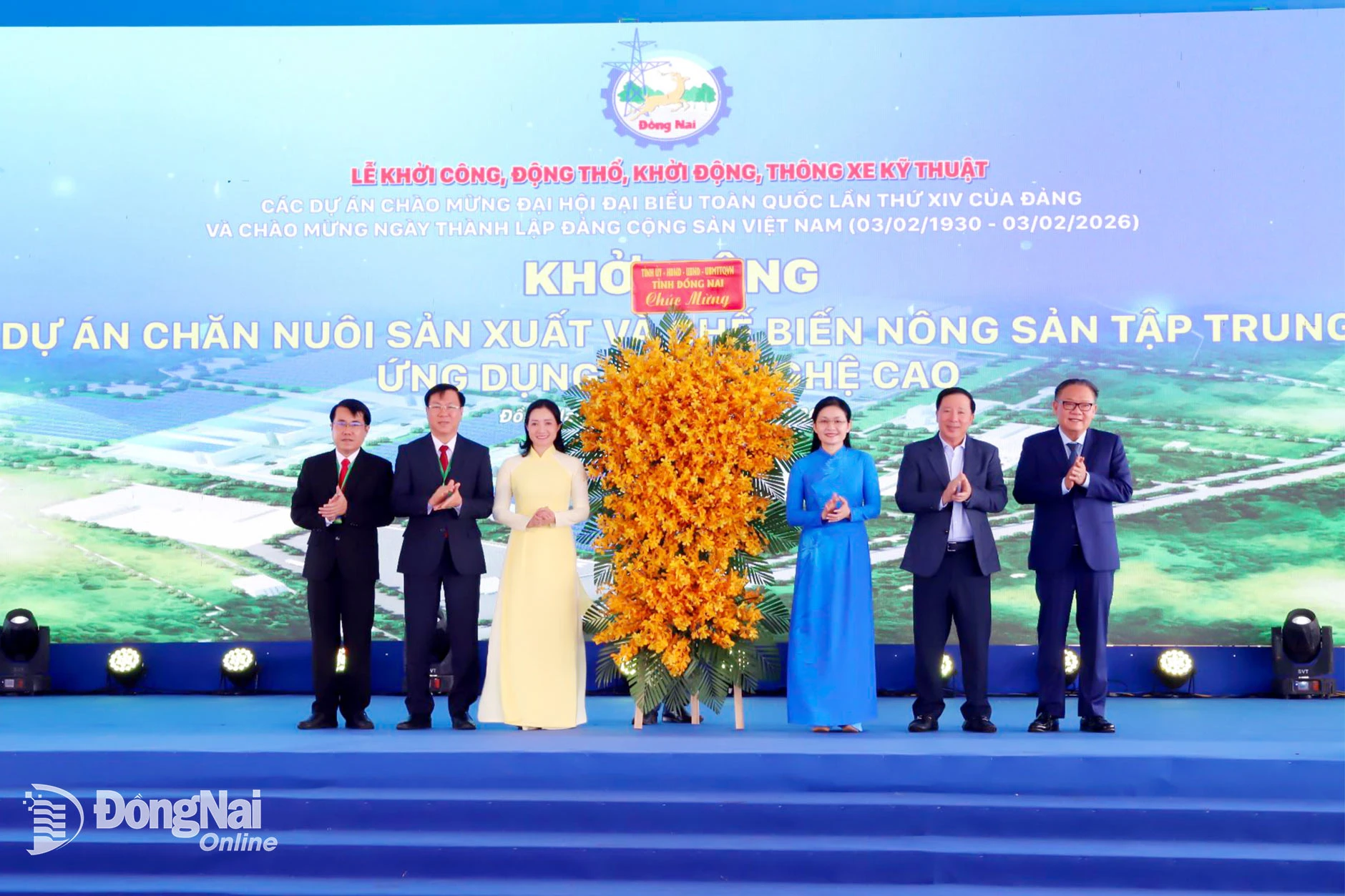 Các đồng chí lãnh đạo tỉnh Đồng Nai tặng lẵng hoa của Tỉnh ủy, HĐND, UBND, Ủy ban MTTQ Việt Nam tỉnh cho đại diện lãnh đạo xã Thuận Lợi. Ảnh: B.Nguyên