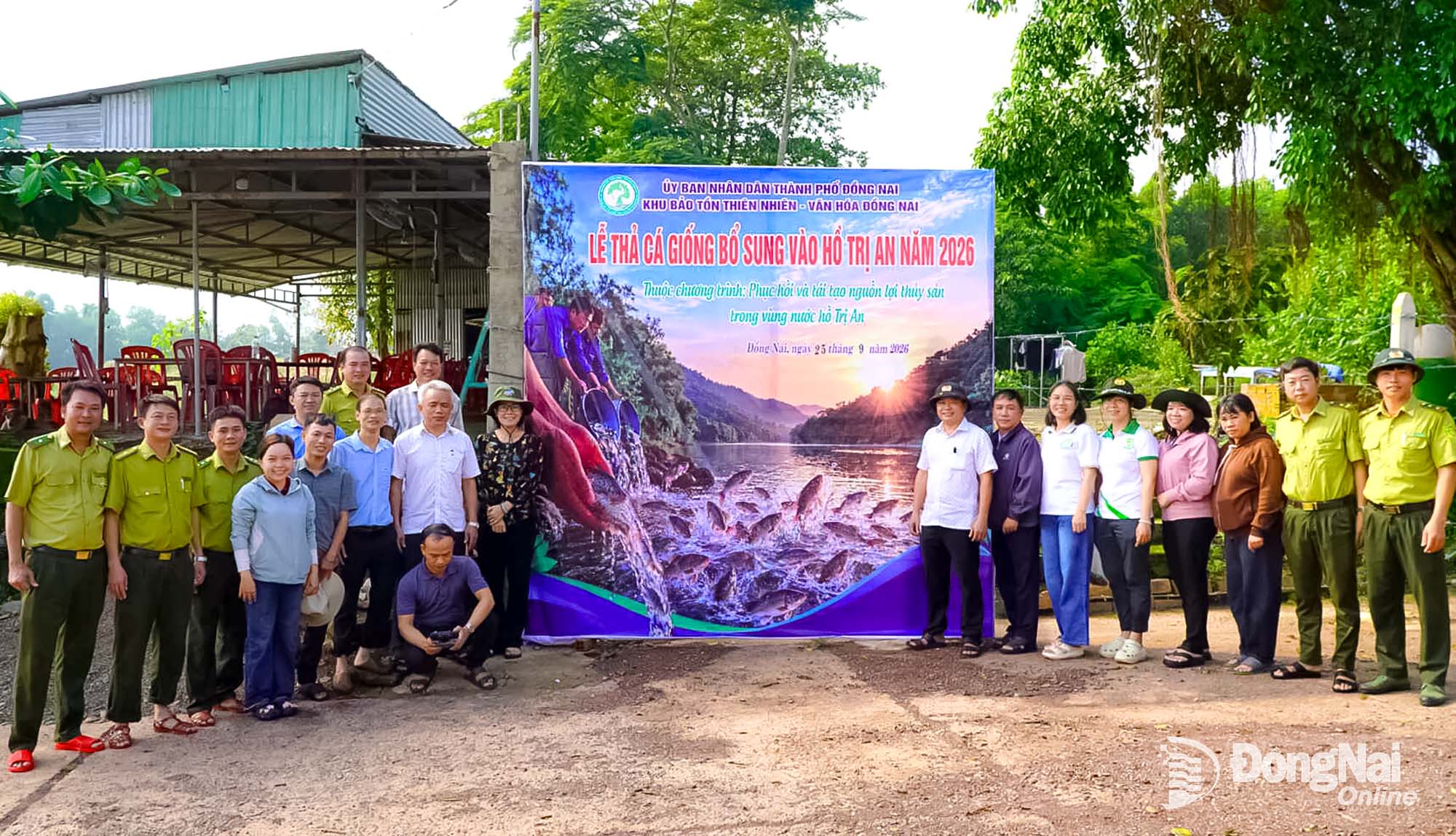 Các cán bộ và nhân viên Khu Bảo tồn thiên nhiên - văn hóa Đồng Nai tham gia chương trình thả cá xuống hồ Trị An.


