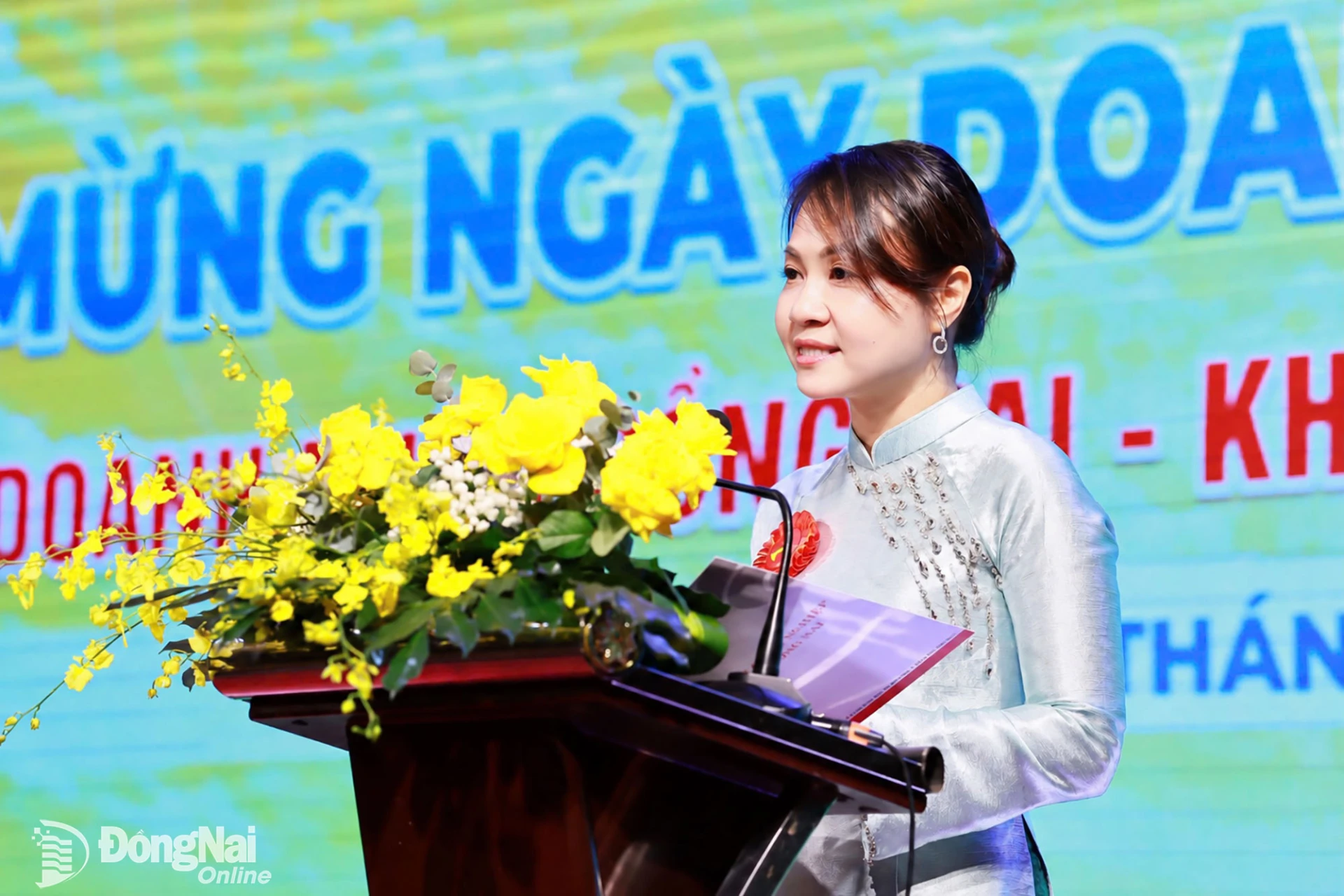 Doanh nhân Trần Thị Vũ Hậu, Chủ tịch Hội đồng thành viên Tổng công ty Công nghiệp thực phẩm Đồng Nai (DOFICO) chia sẻ kinh nghiệm quản trị doanh nghiệp tại chương trình. Ảnh: Công Nghĩa
