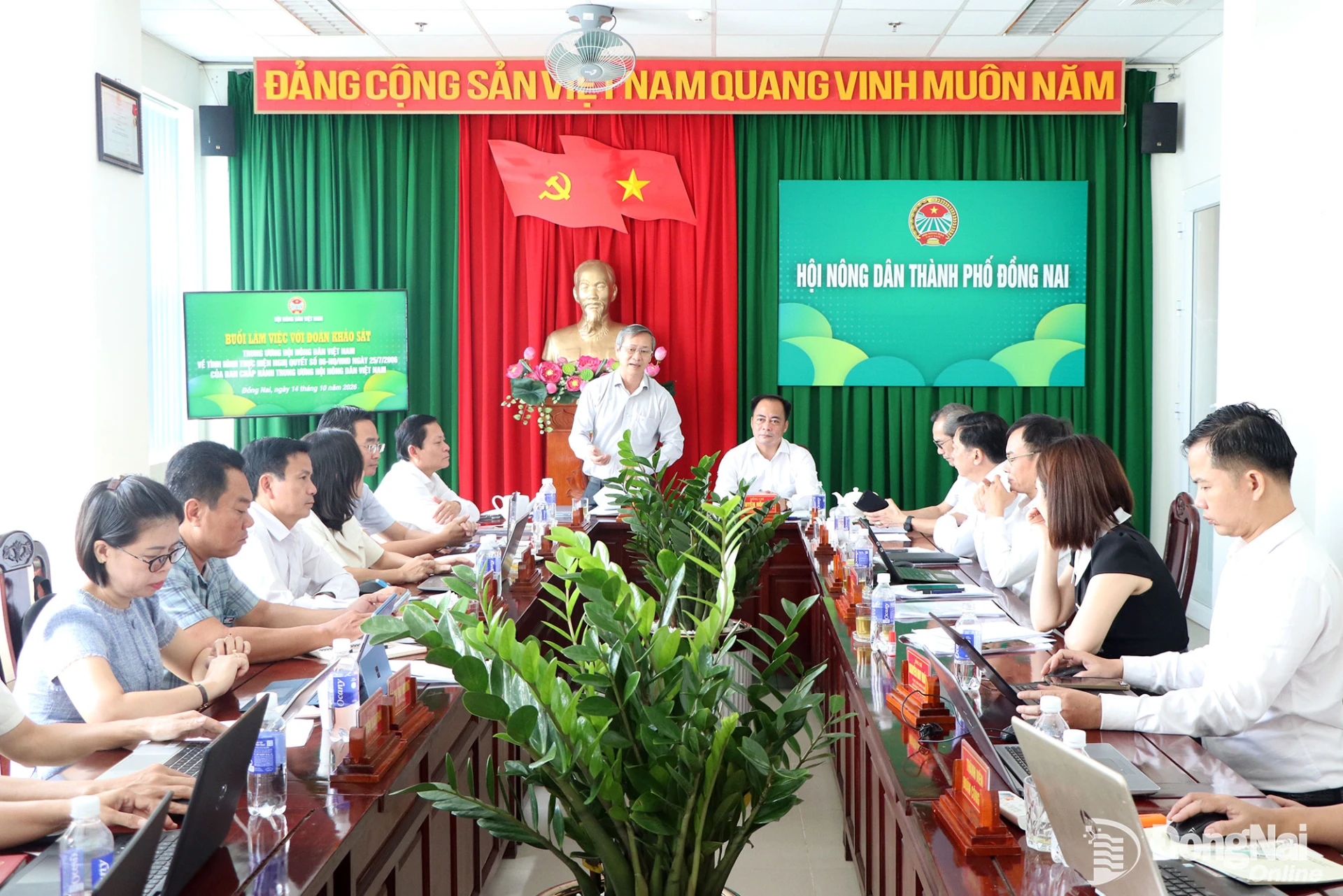 Thành ủy viên, Phó Chủ tịch Ủy ban MTTQ Việt Nam thành phố, Chủ tịch Hội Nông dân thành phố Cao Tiến Sỹ trao đổi một số ý kiến tại buổi khảo sát. Ảnh: Tố Tâm