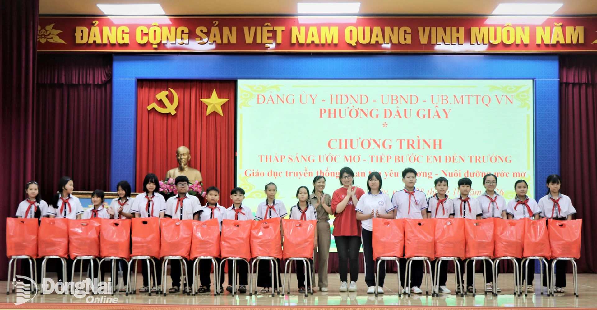 Trao quà cho các em học sinh trên địa bàn phường Dầu Giây. Ảnh: Nhật Quang