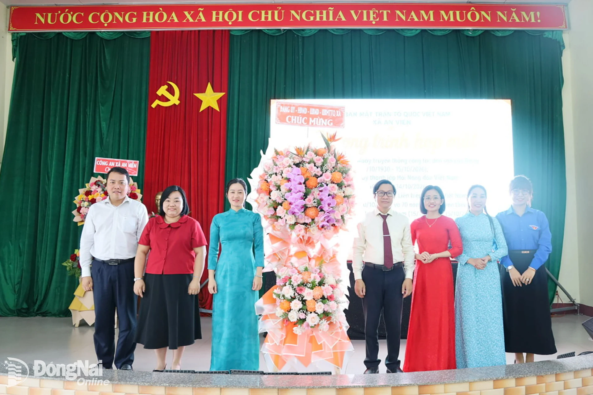 Lãnh đạo xã tặng hoa chúc mừng tại hội nghị. Ảnh: Thu Bồn