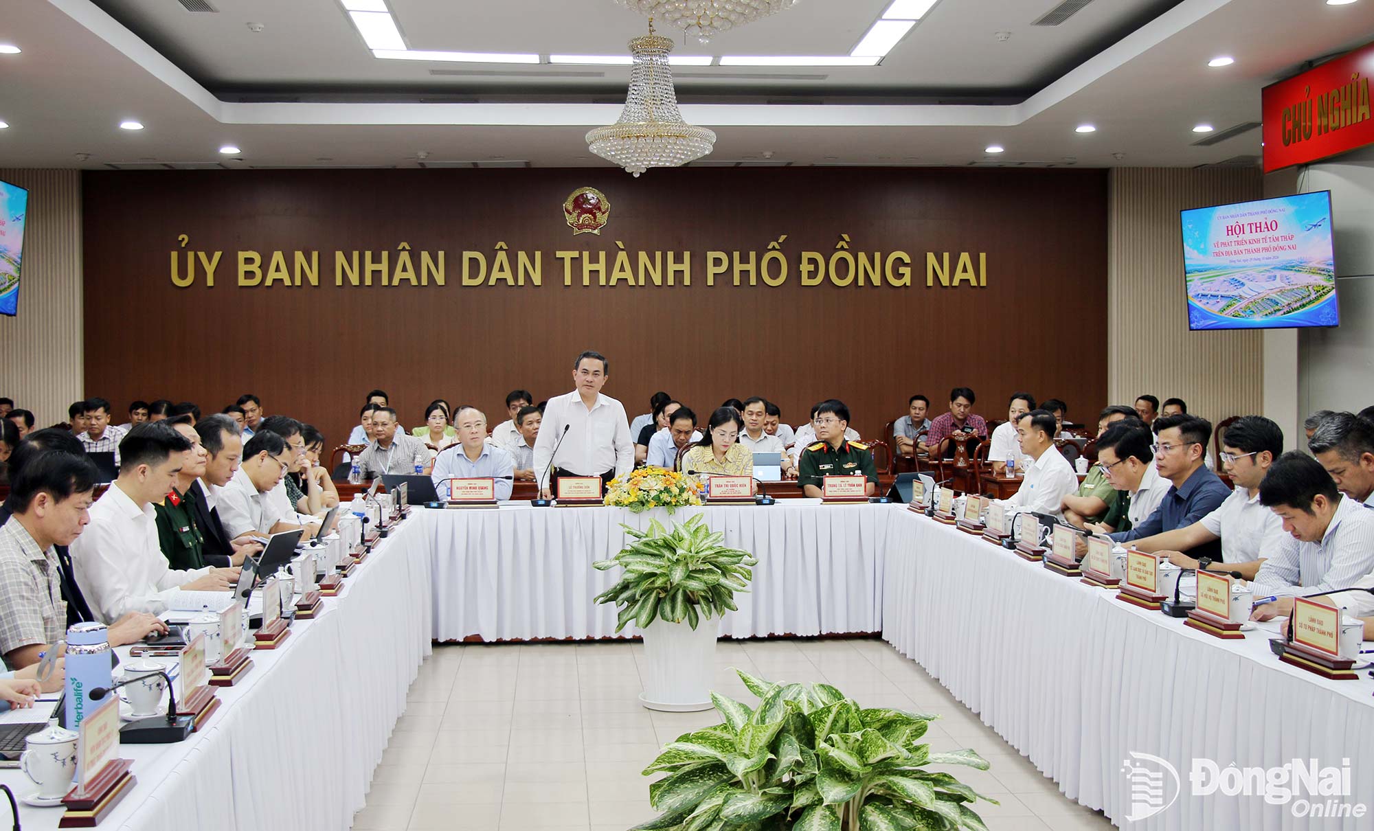 Ủy viên Ban Thường vụ Thành ủy, Phó Chủ tịch UBND thành phố Lê Trường Sơn phát biểu tại hội thảo. Ảnh: Hải Quân