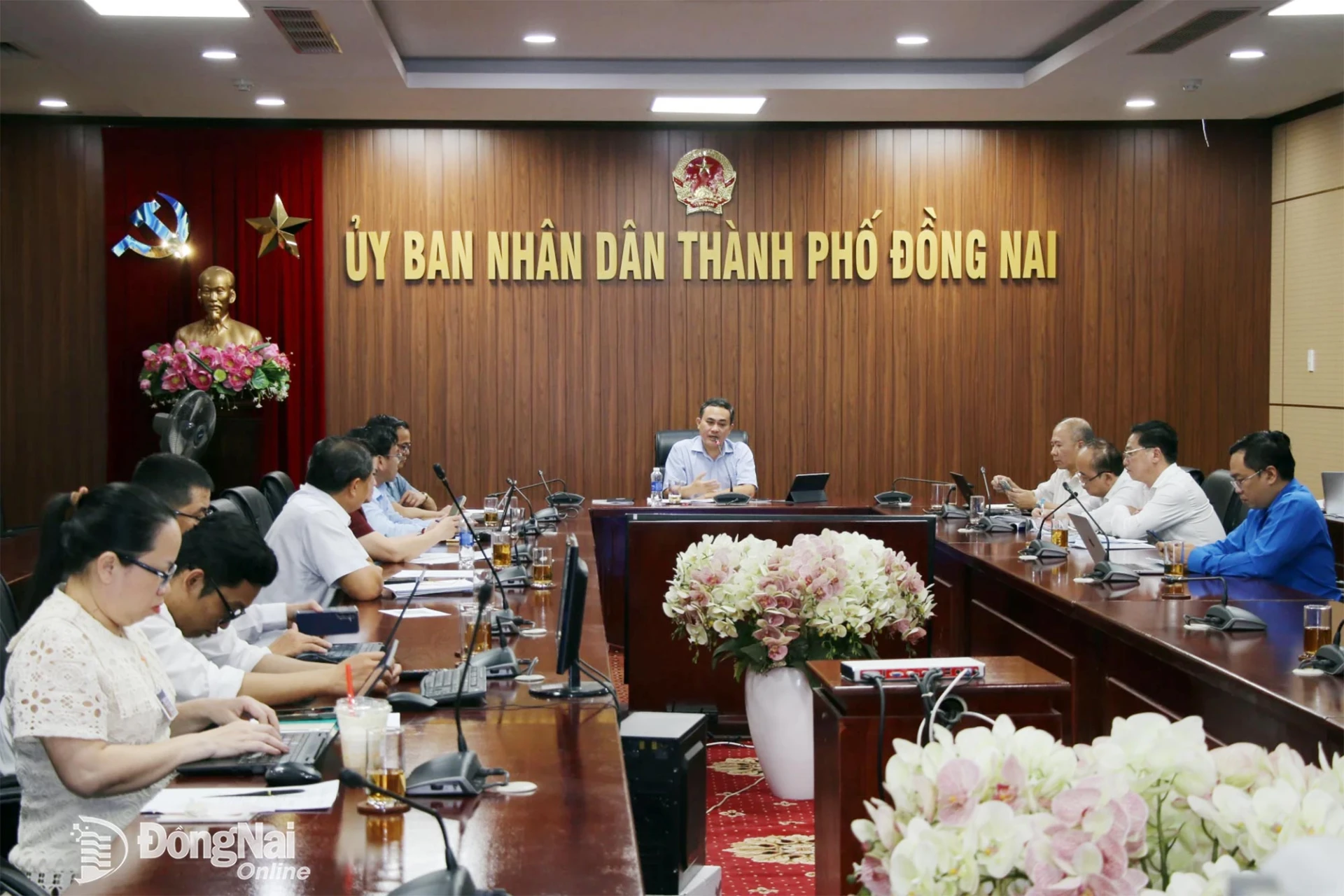 Ủy viên Ban Thường vụ Thành ủy, Phó Chủ tịch UBND thành phố Lê Trường Sơn chủ trì buổi làm việc. Ảnh: Hải Quân
