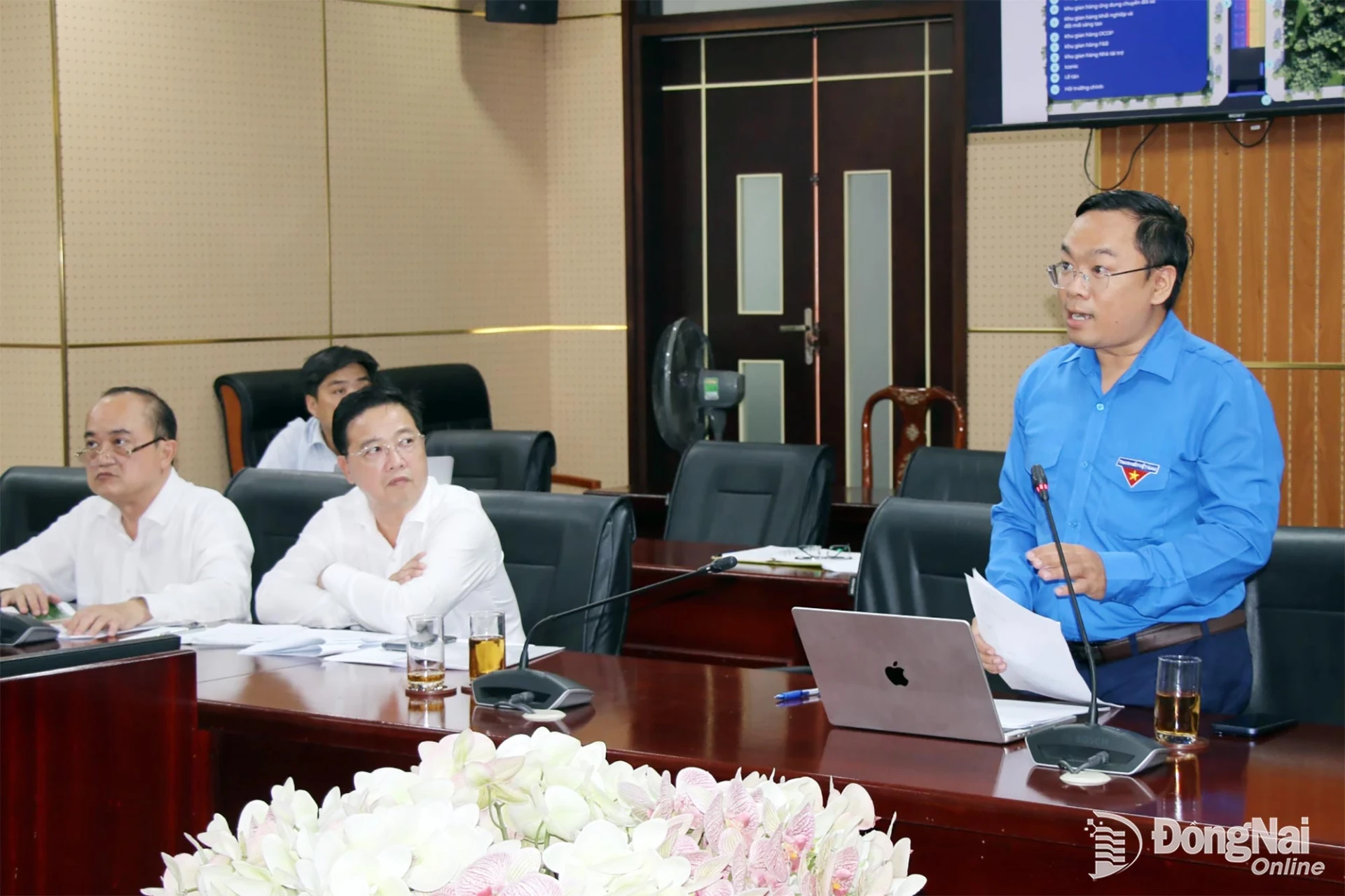 Nguyen Minh Kien, Member of the Dong Nai City Party Committee, Vice Chairman of the Vietnam Fatherland Front Committee of the City, Secretary of the City Youth Union, speaks at the meeting. Photo: Hai Quan