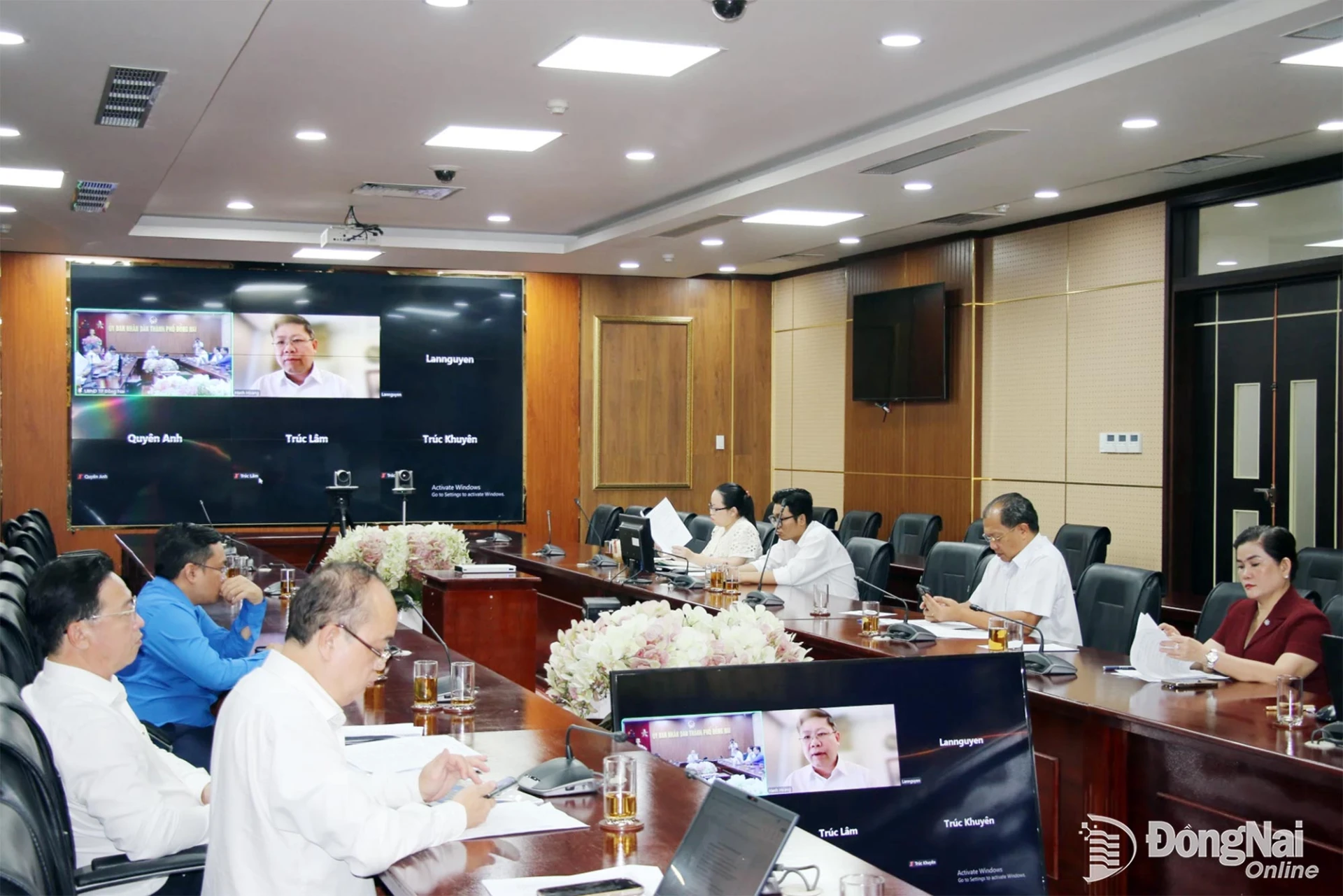 The meeting is connected online with representatives of the National Digital Transformation Authority under the Ministry of Science and Technology and the Institute of Innovation and Digital Transformation under VUSTA. Photo: Hai Quan
