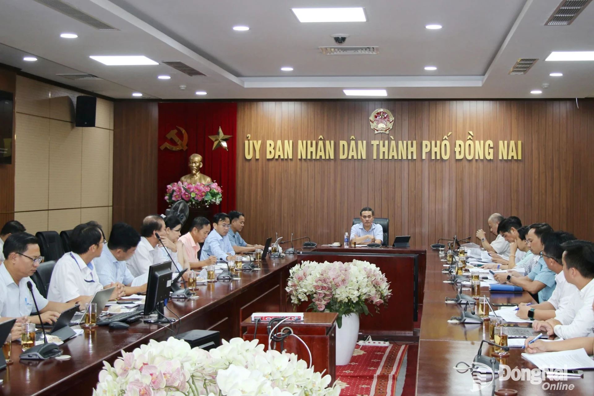 Ủy viên Ban Thường vụ Thành ủy, Phó Chủ tịch UBND thành phố Lê Trường Sơn chủ trì buổi làm việc. Ảnh: Lam Phương
