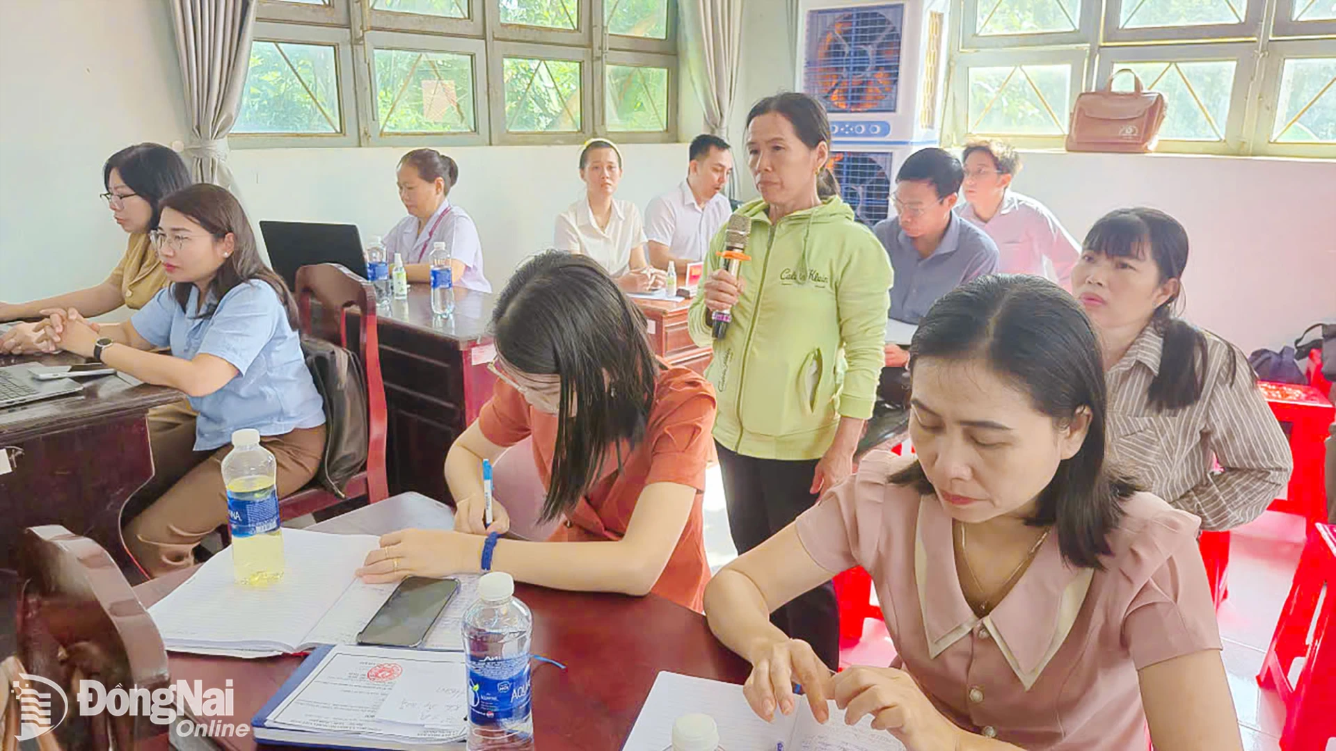 Cử tri xã Hưng Phước nêu ý kiến tại buổi tiếp xúc. Ảnh: Nguyễn Tấn