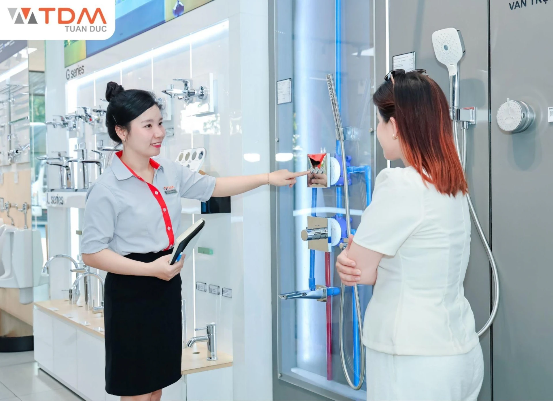Chuyên viên TDM Tuấn Đức tư vấn thiết bị vệ sinh cho khách hàng tại showroom.