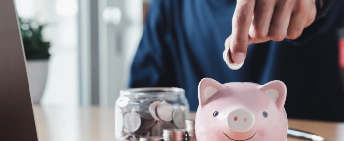 Cân nhắc giữa dùng tiền tiết kiệm và vay vốn khi có một khoản chi lớn