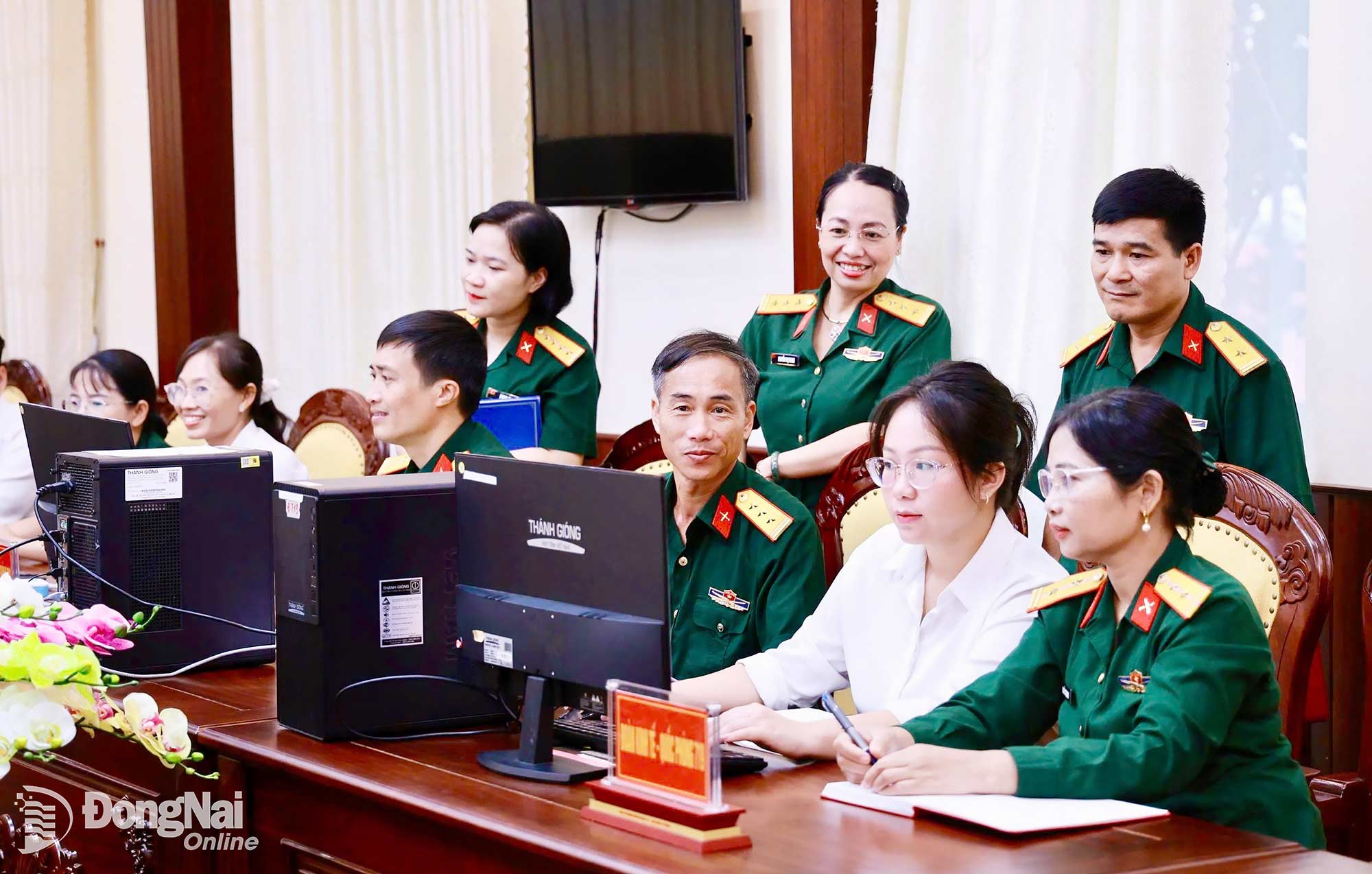 Thượng tá Nguyễn Thị Thanh, Phó Trưởng phòng Tổ chức - Lao động, Binh đoàn 16 theo dõi thực hành sử dụng phần mềm bảo hiểm xã hội tập trung.