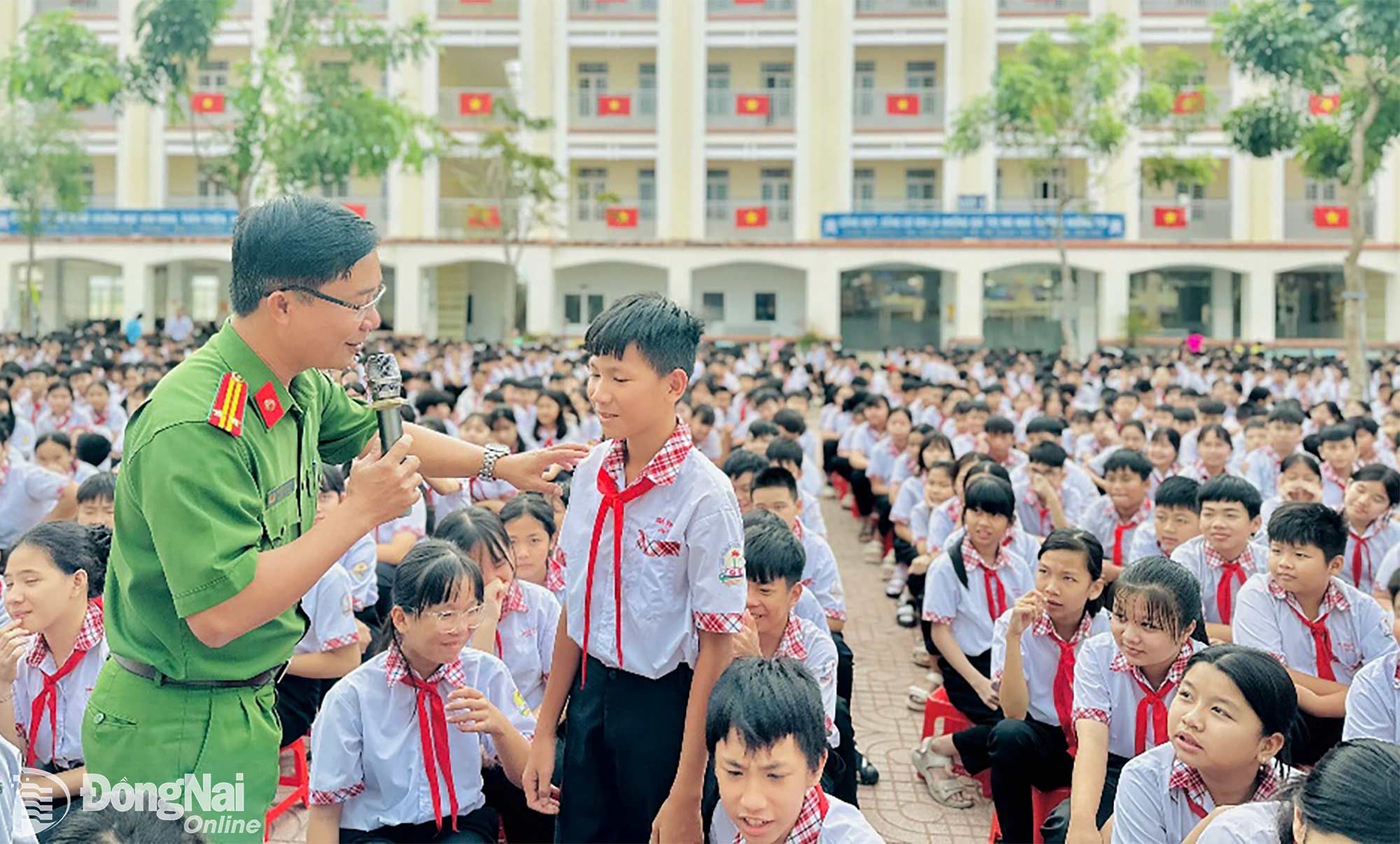Tác giả tương tác hỏi - đáp, xử lý tình huống về kỹ năng phòng, chống xâm hại trẻ em trên không gian mạng tại Trường THCS Tân Xuân, phường Bình Phước, thành phố Đồng Nai (tháng 1-2026).