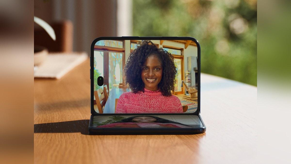 Máy gập mở ra và đứng trên mặt bàn, màn hình hiển thị một cuộc gọi video. Ảnh: Apple