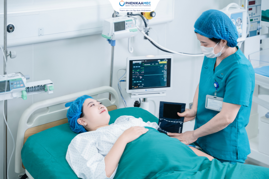 Mẹ được theo dõi và đồng hành bởi đội ngũ bác sĩ giàu kinh nghiệm trong quá trình sinh.