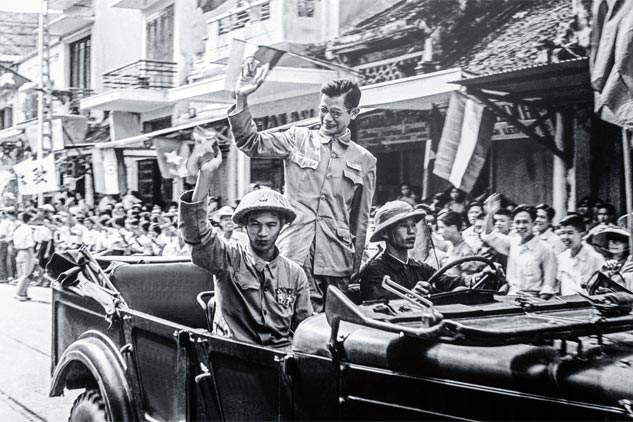 Phó Chủ tịch Ủy ban Quân chính Hà Nội Trần Duy Hưng từ Việt Bắc tiến về tiếp quản Thủ đô năm 1954. Ảnh tư liệu

