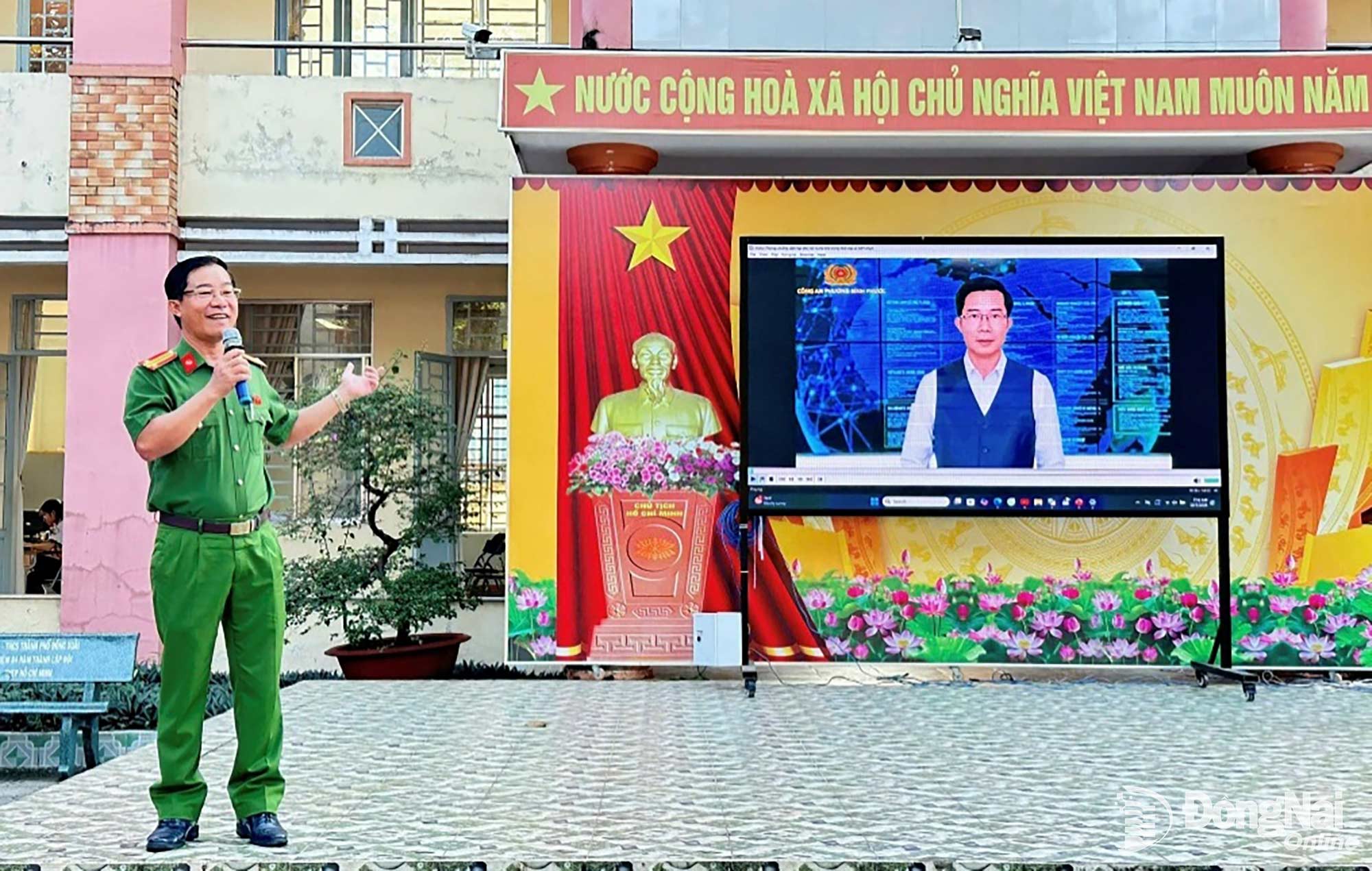 Tác giả áp dụng cách tuyên truyền bằng clip ngắn với kể chuyện thực tế để lồng ghép tuyên truyền pháp luật và kỹ năng sử dụng mạng xã hội cho học sinh tại Trường THCS Tân Bình, phường Bình Phước, thành phố Đồng Nai (ngày 12-1-2026).