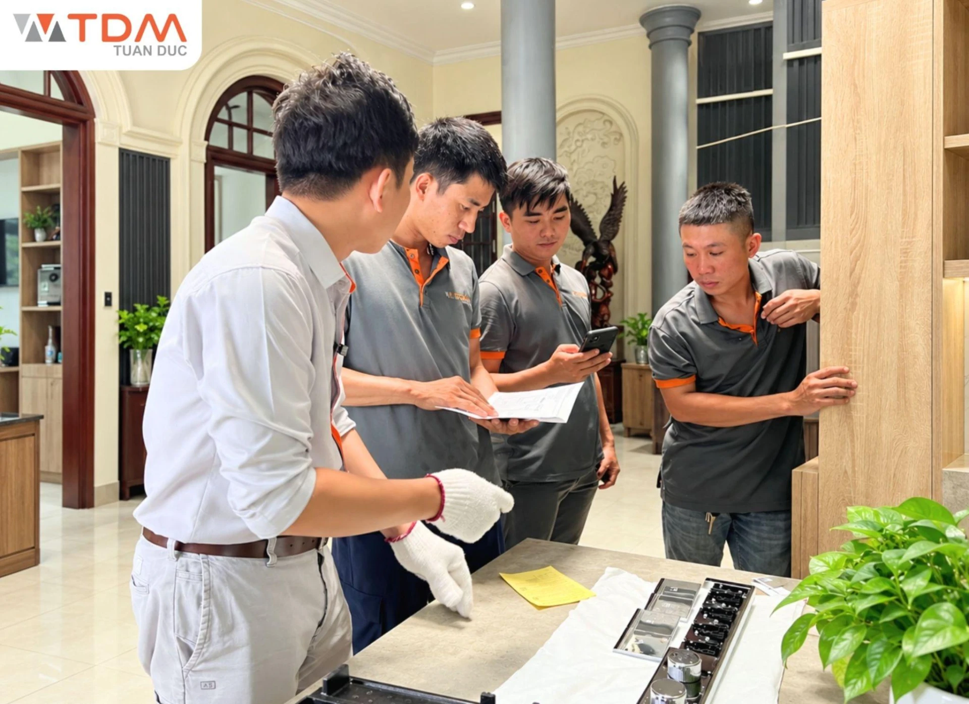 Đội ngũ kỹ thuật TDM Tuấn Đức đọc bản vẽ đảm bảo sản phẩm tương thích khi lắp đặt.