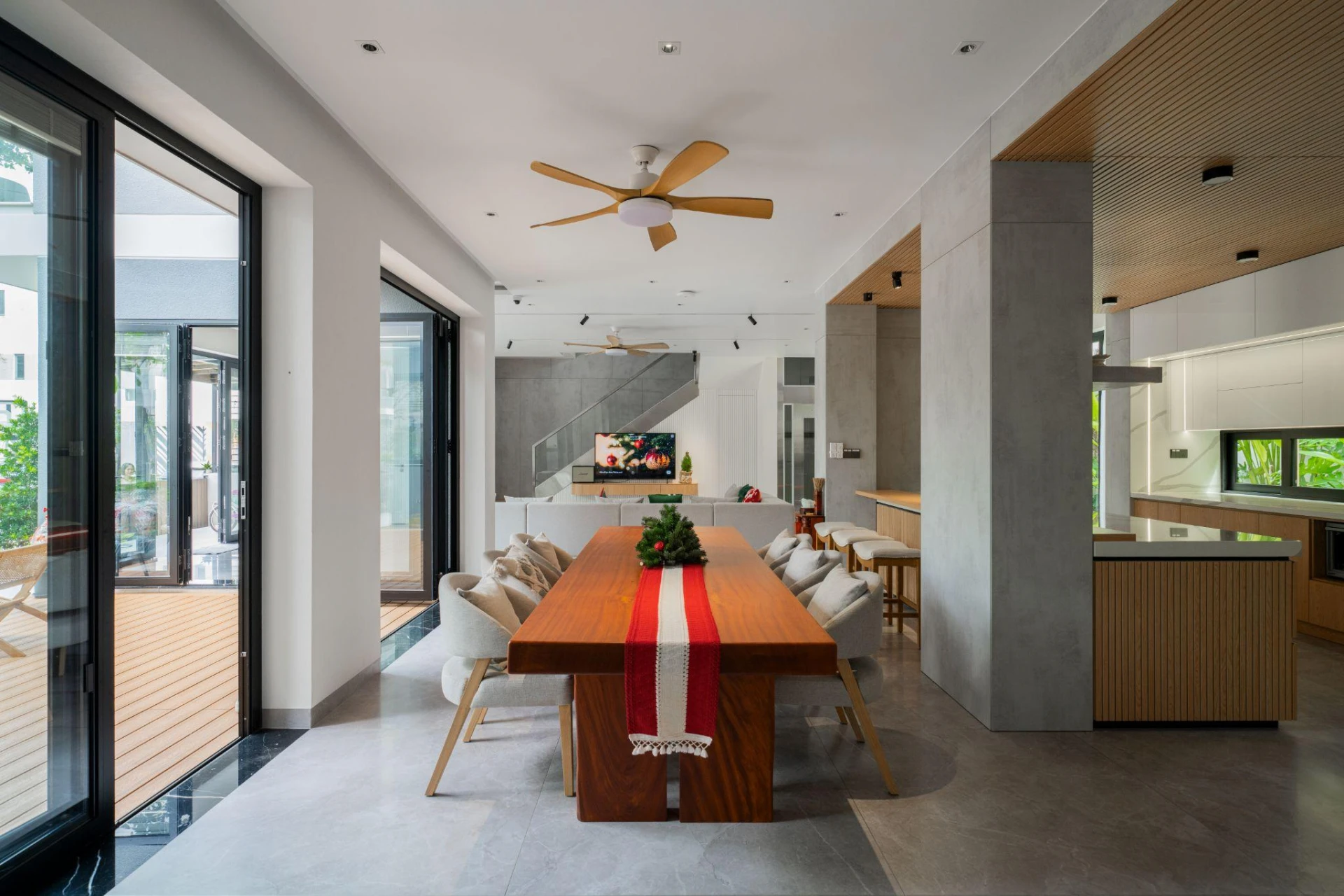 Với sở thích trang trí nhà cửa theo từng mùa lễ hội của gia chủ, SBS HOUSE lựa chọn phong cách tối giản và bảng màu trung tính, tạo sự linh hoạt trong bài trí, đồng thời duy trì tính thẩm mỹ cho tổng thể nội thất. 