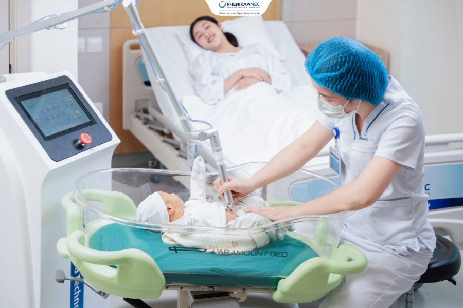 Mẹ và bé trong hệ thống phòng lưu viện đủ tiện nghi và sử dụng 30 tiện ích chăm sóc sau sinh.