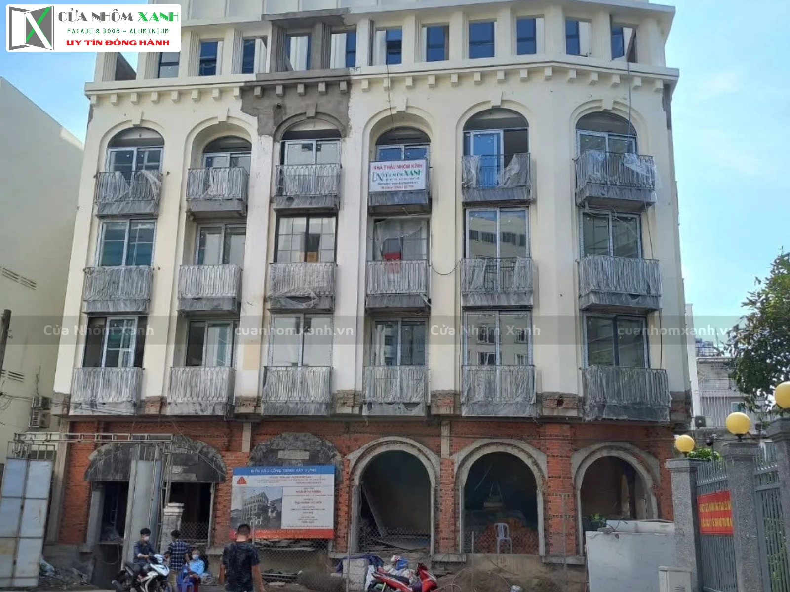 Cửa Nhôm Xanh thi công cửa nhôm kính uốn vòm hiện đại cho mặt tiền biệt thự tại Đồng Nai.