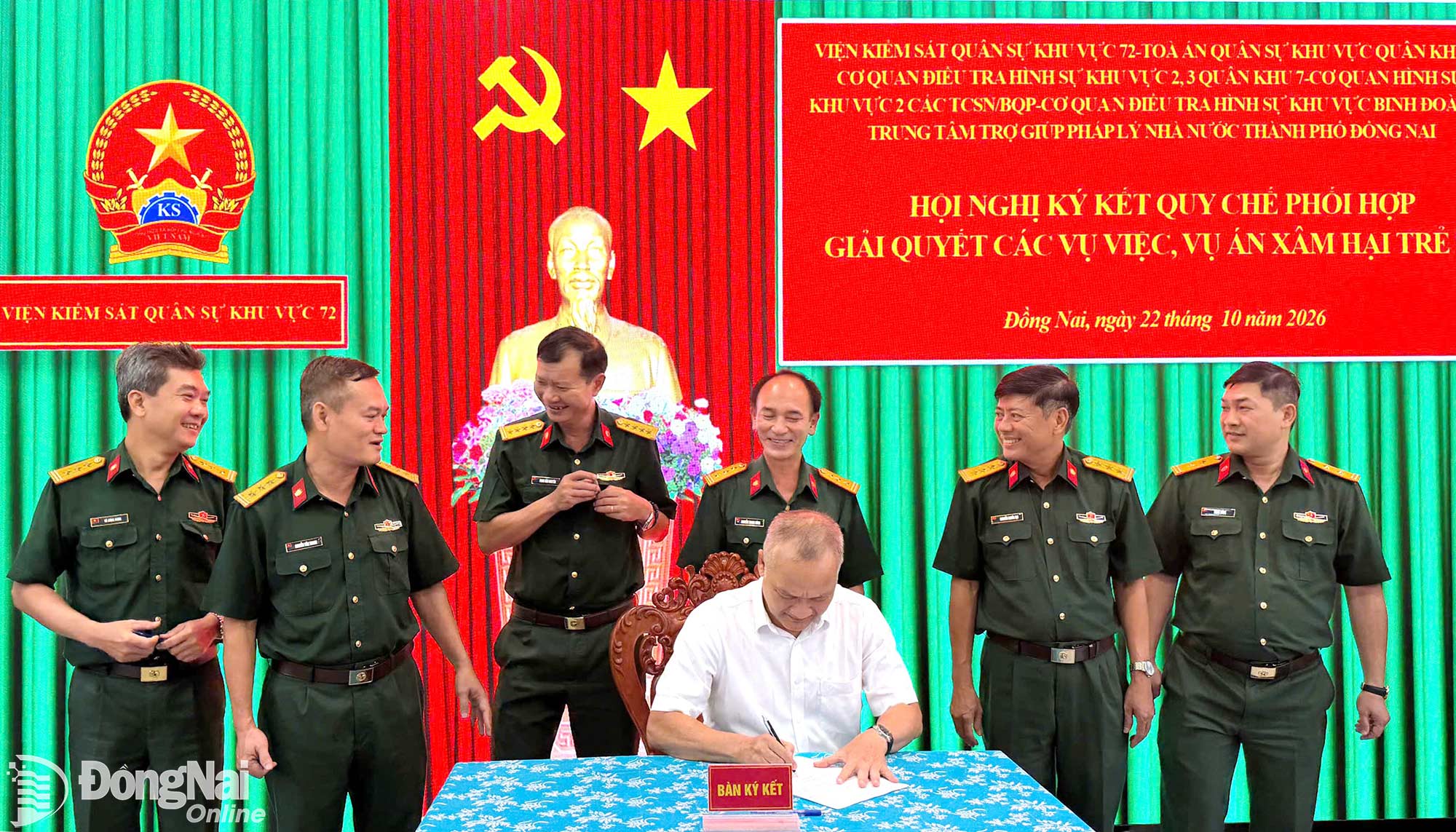 Giám đốc Trung tâm Trợ giúp pháp lý nhà nước thành phố Đồng Nai Lê Minh Tuấn, thực hiện ký kết tại hội nghị. Ảnh: Viết Cường